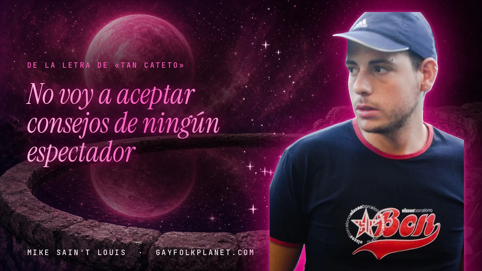 Mike Sain't Louis con gorra azul y camiseta negra con letras rojas, ante un brocal de piedra y un planeta rosa, junto al verso «No voy a aceptar consejos de ningún espectador»