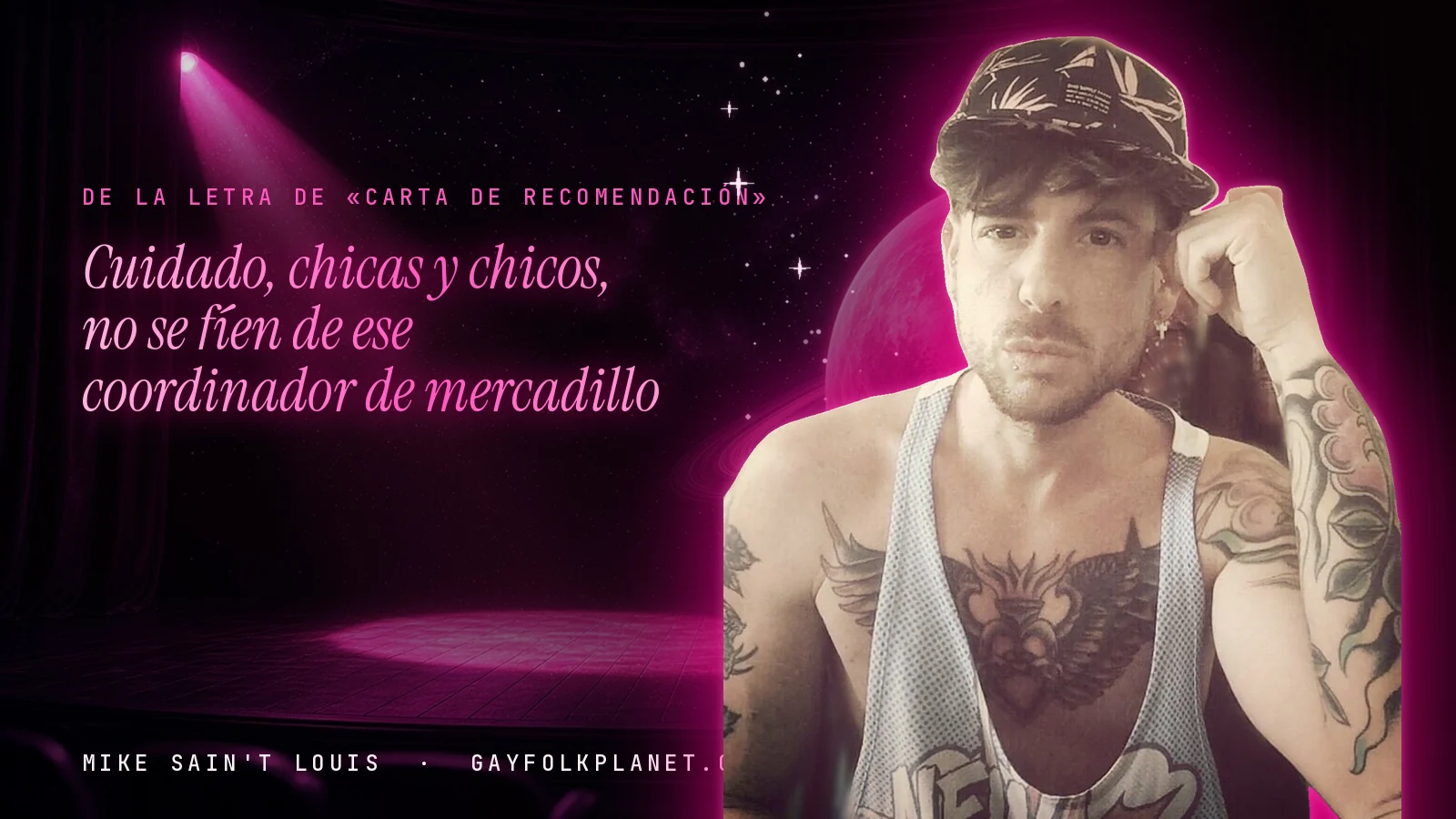 Mike Sain't Louis en un escenario con foco rosa y un planeta con anillos, con el verso «Cuidado, chicas y chicos, no se fíen de ese coordinador de mercadillo» de «Carta de recomendación»