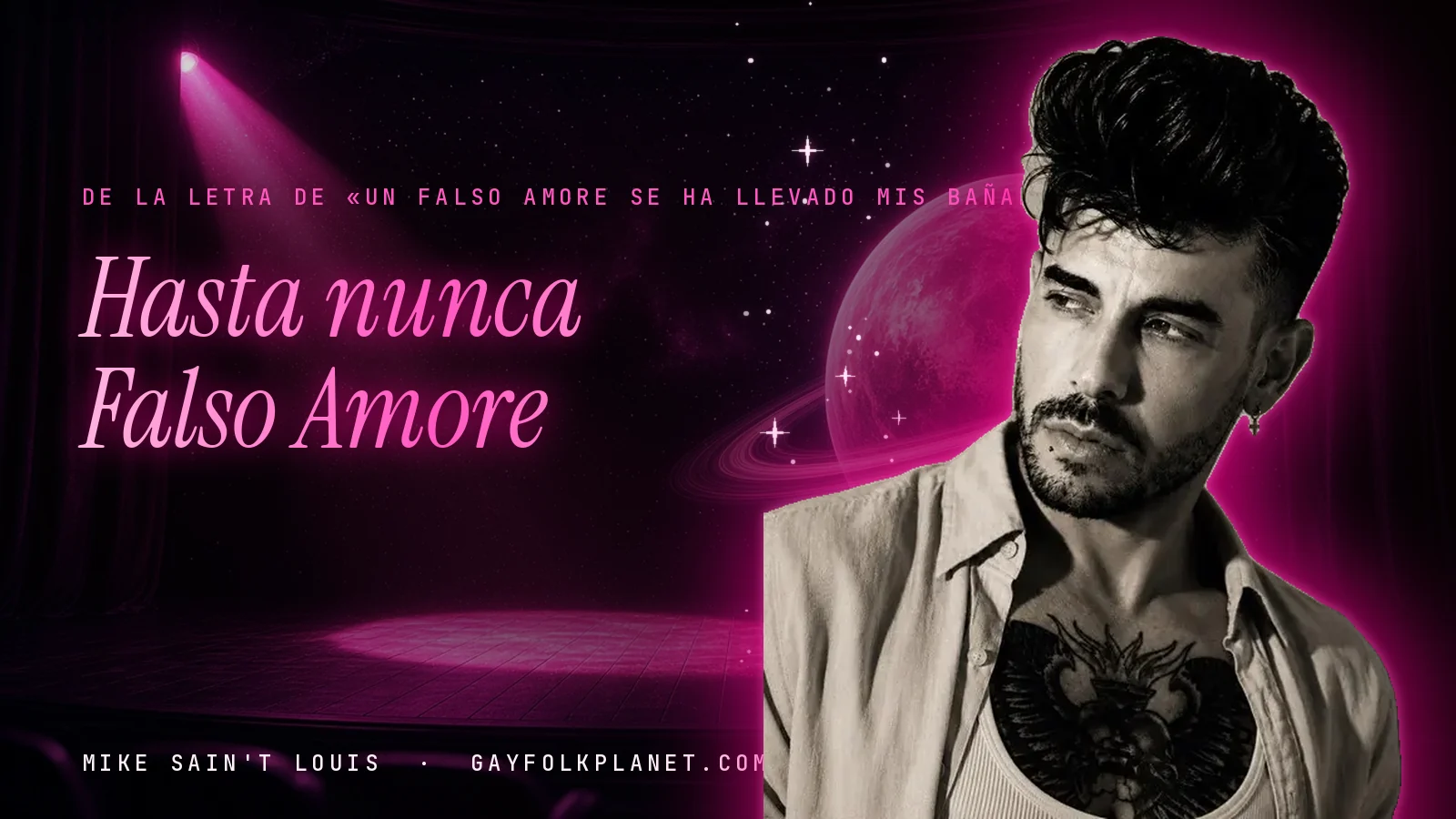 Mike Sain't Louis en un escenario con foco rosa y un planeta con anillos, con el verso «Hasta nunca Falso Amore» de «Un falso amore se ha llevado mis bañadores de marca»