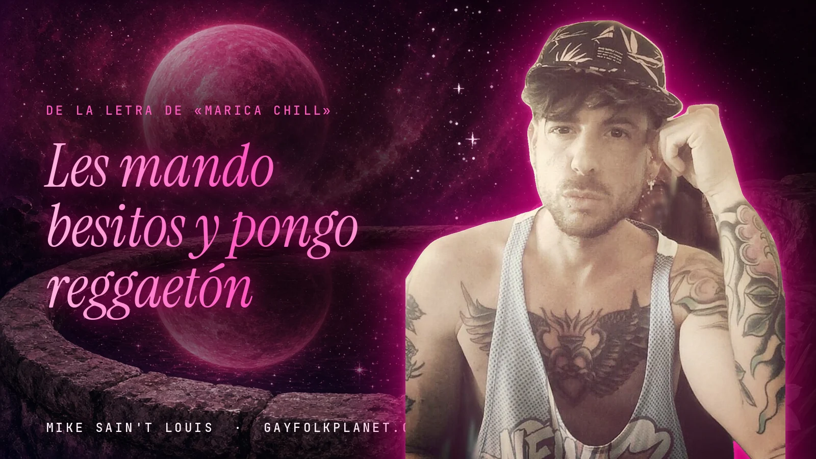 Mike Sain't Louis junto a una fuente que refleja un planeta magenta, con el verso «Les mando besitos y pongo reggaetón» de «Marica chill»