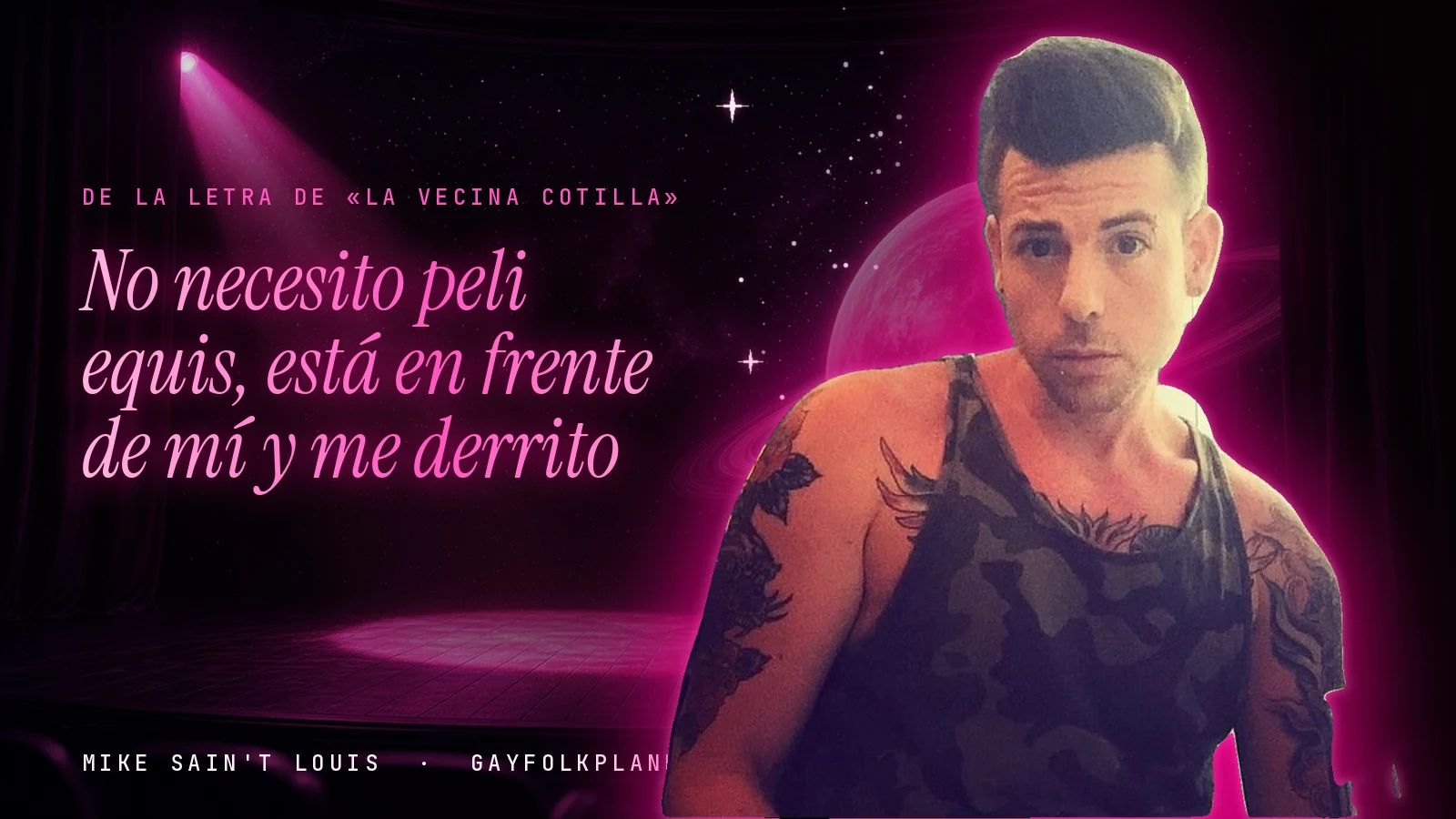 Mike Sain't Louis en un escenario con foco rosa y un planeta con anillos, con el verso «No necesito peli equis, está en frente de mí y me derrito» de «La vecina cotilla»