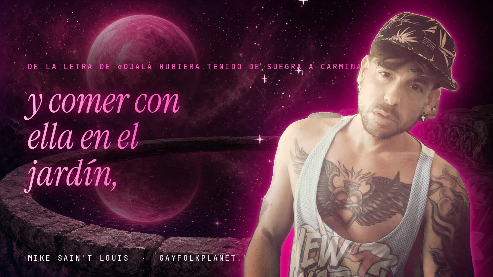 Mike Sain't Louis junto a una fuente que refleja un planeta magenta, con el verso «y comer con ella en el jardín,» de «Ojalá hubiera tenido de suegra a Carmina Barrios»