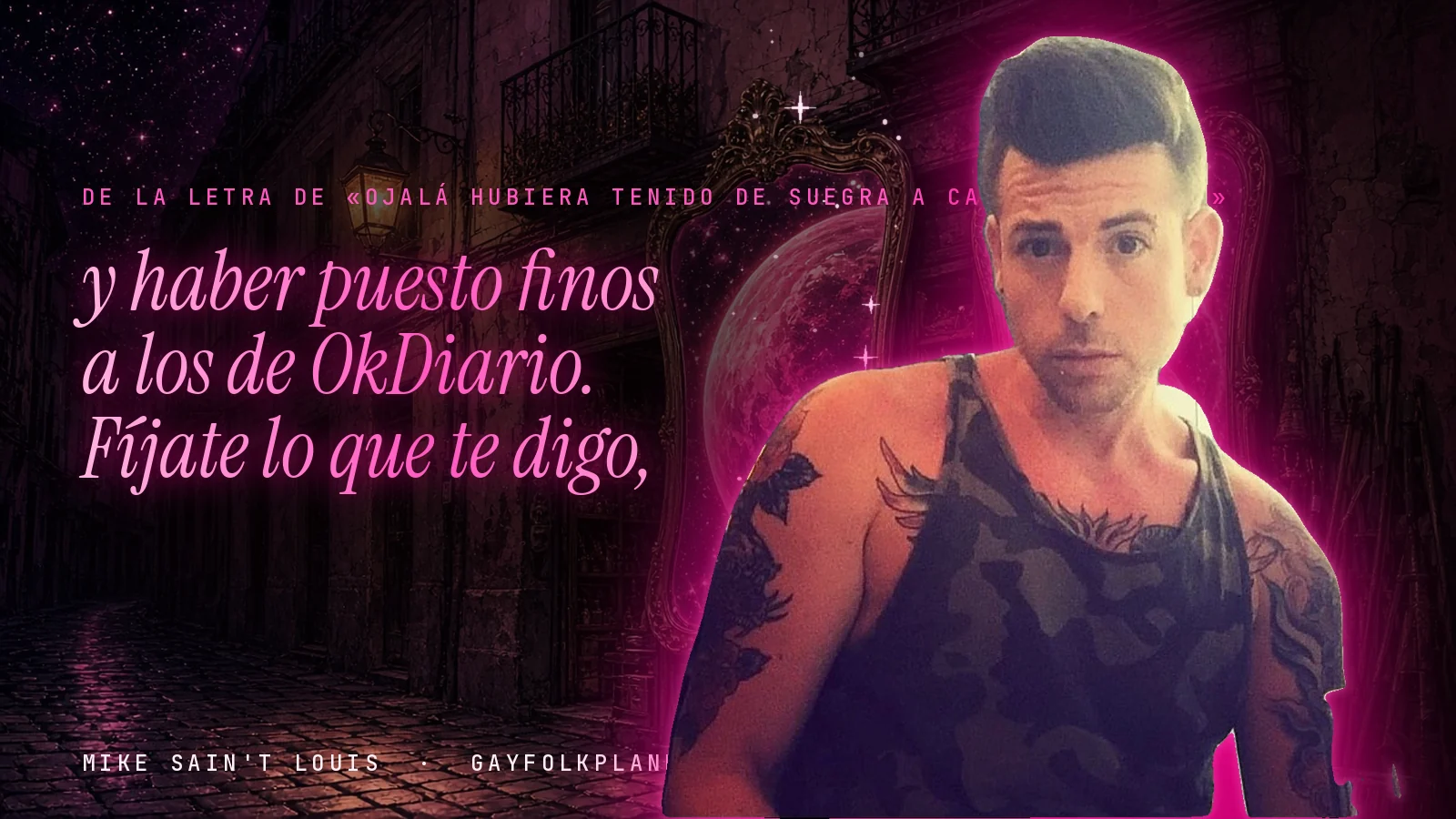 Mike Sain't Louis en un callejón nocturno con espejos de feria y un planeta magenta, con el verso «y haber puesto finos a los de OkDiario. Fíjate lo que te digo,» de «Ojalá hubiera tenido de suegra a Carmina Barrios»