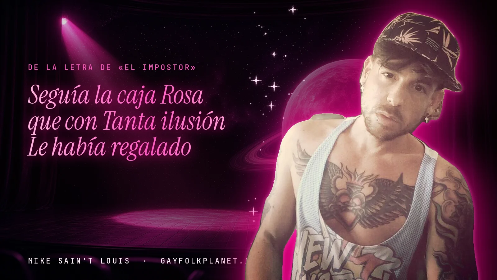 Mike Sain't Louis en un escenario con foco rosa y un planeta con anillos, con el verso «Seguía la caja Rosa que con Tanta ilusión Le había regalado» de «El impostor»