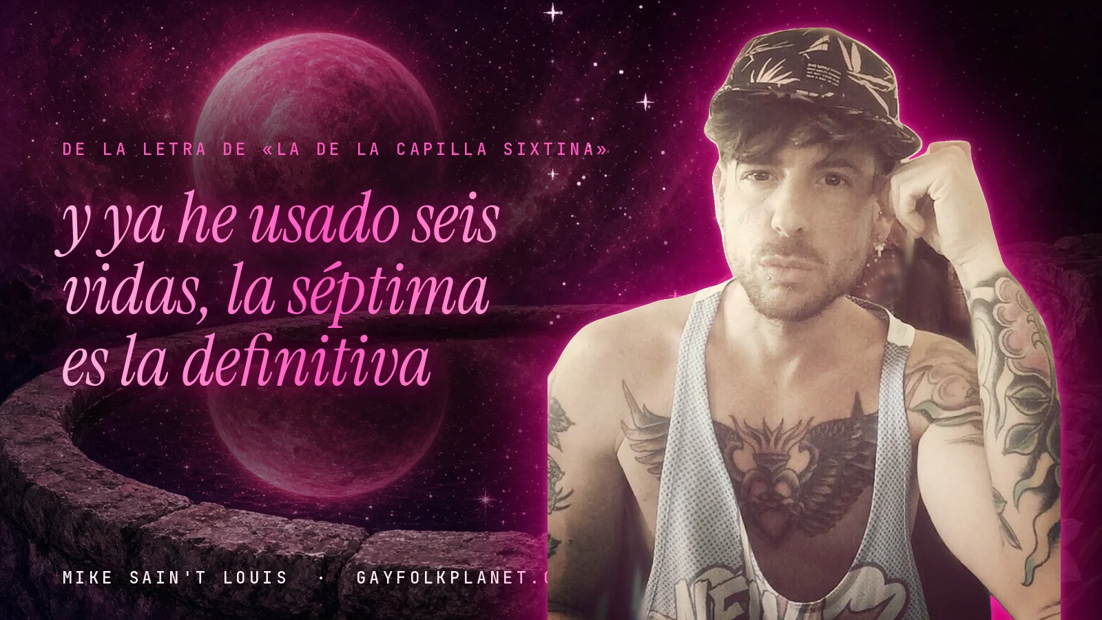Mike Sain't Louis junto a una fuente que refleja un planeta magenta, con el verso «y ya he usado seis vidas, la séptima es la definitiva» de «La de la Capilla Sixtina»
