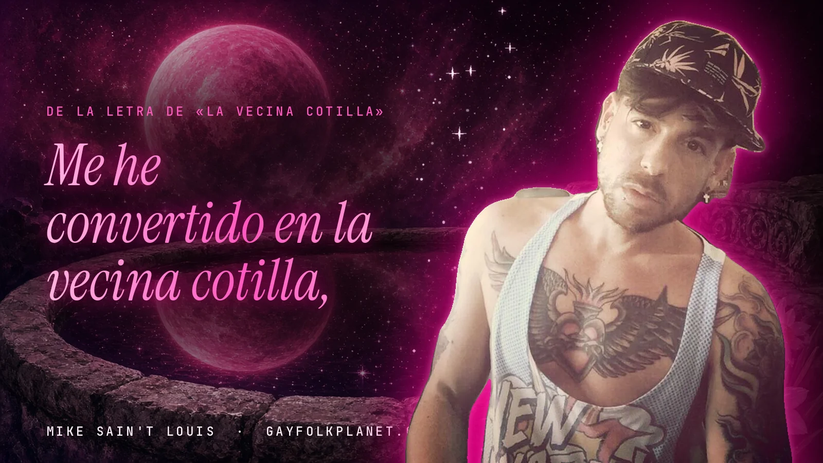 Mike Sain't Louis junto a una fuente que refleja un planeta magenta, con el verso «Me he convertido en la vecina cotilla,» de «La vecina cotilla»
