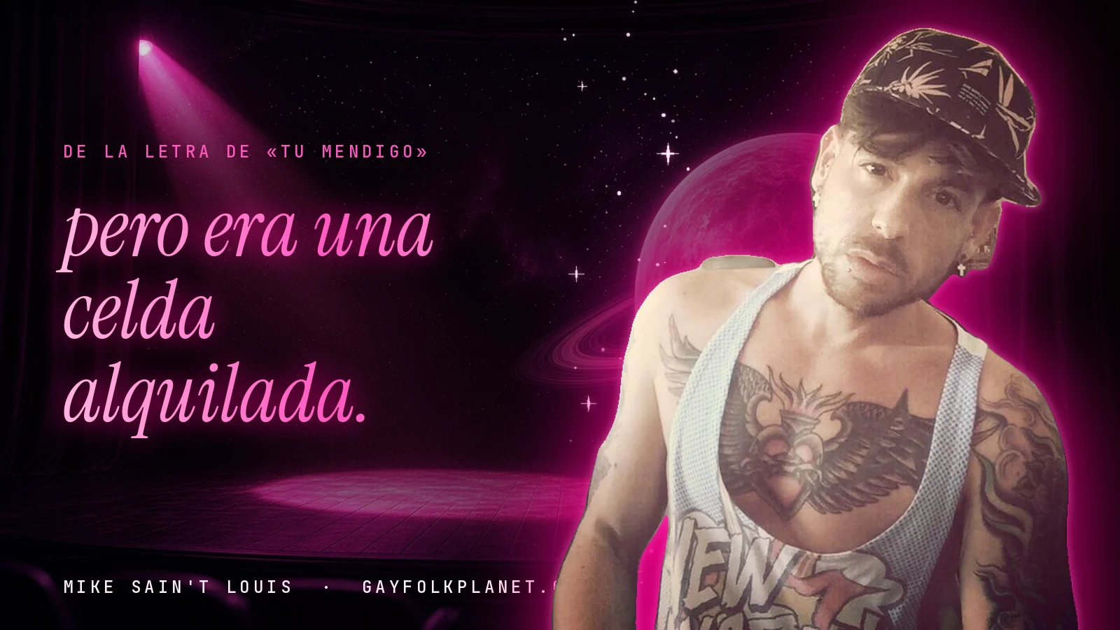 Foto real de Mike Sain't Louis con gorra estampada y camiseta de tirantes blanca que deja ver un tatuaje de alas en el pecho, en un escenario con foco rosa y un planeta, con el verso «pero era una celda alquilada.» de «Tu mendigo»