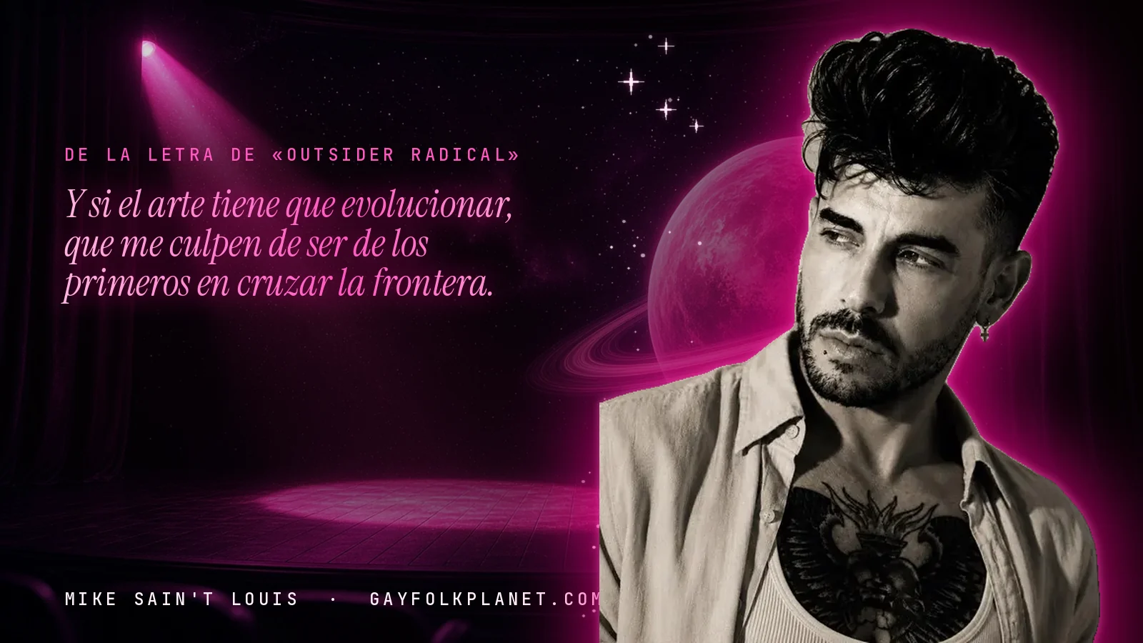 Mike Sain't Louis en un escenario con foco rosa y un planeta con anillos, con el verso «Y si el arte tiene que evolucionar, que me culpen de ser de los primeros en cruzar la frontera.» de «Outsider Radical»