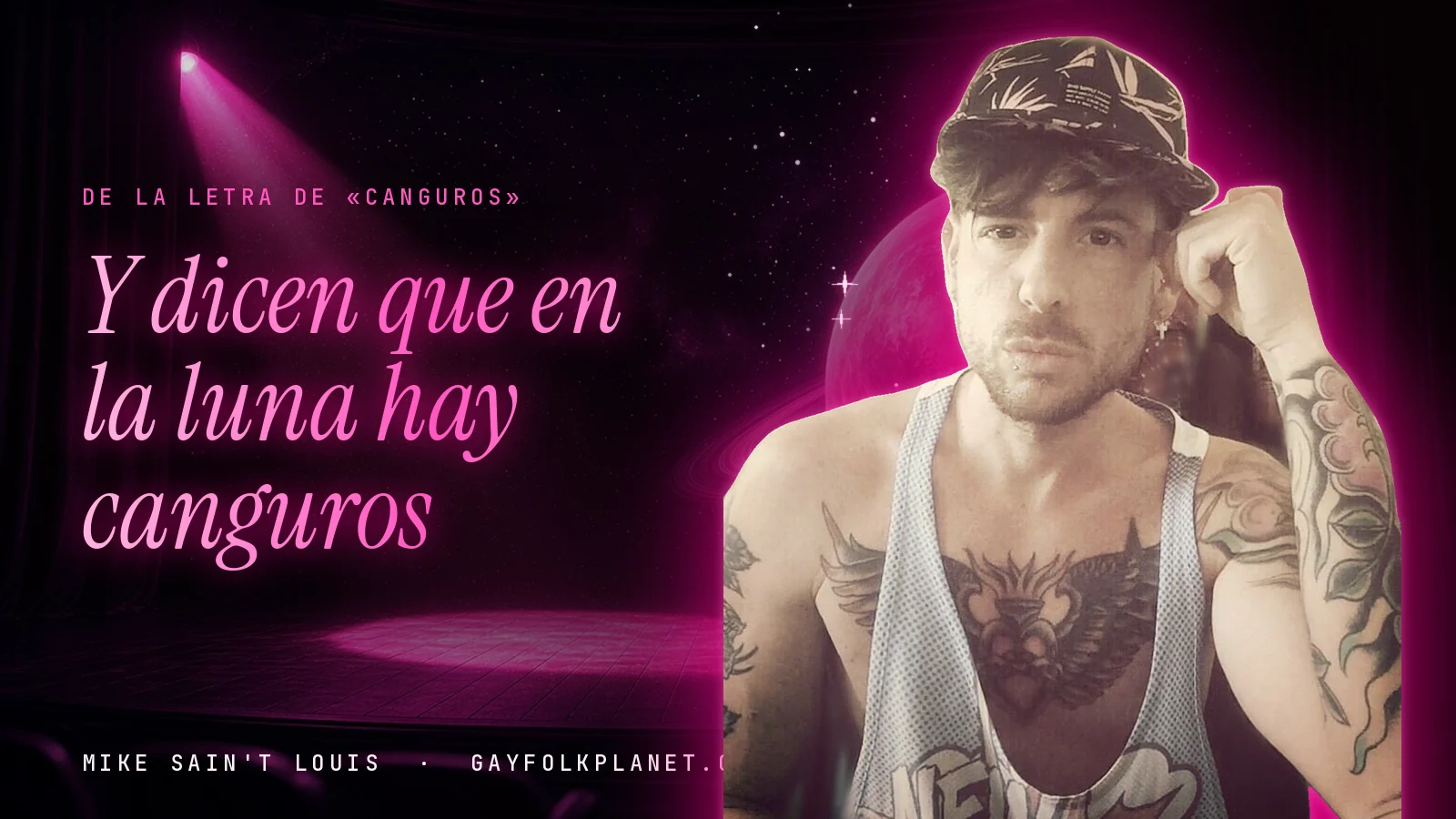 Foto real de Mike Sain't Louis con gorra en un escenario con foco rosa y un planeta con anillos, con el verso «Y dicen que en la luna hay canguros» de «Canguros»