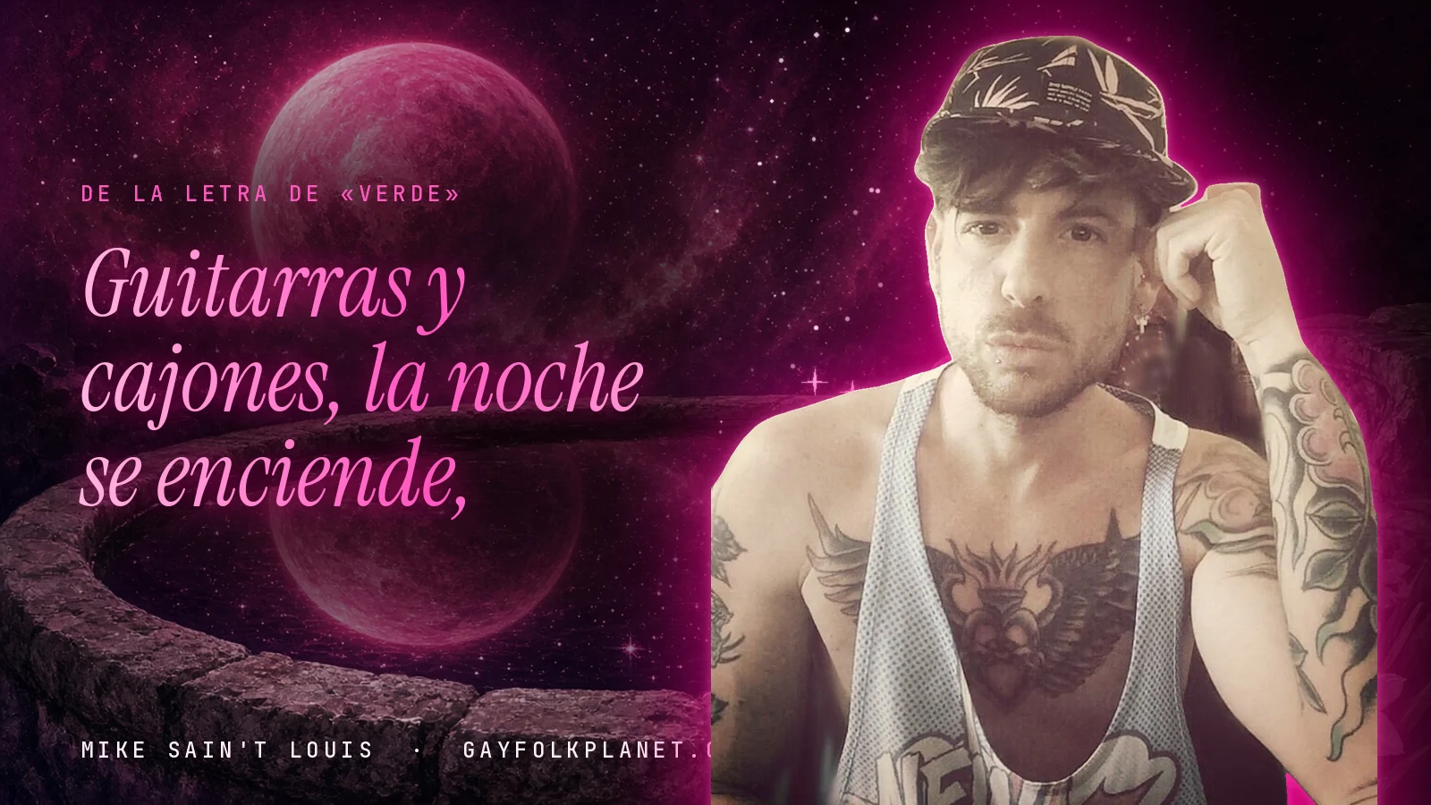 Foto real de Mike Sain't Louis con gorra estampada y camiseta de tirantes blanca, la mano en la sien, junto a un brocal de piedra con un planeta rosa al fondo, con el verso «Guitarras y cajones, la noche se enciende,» de «Verde»