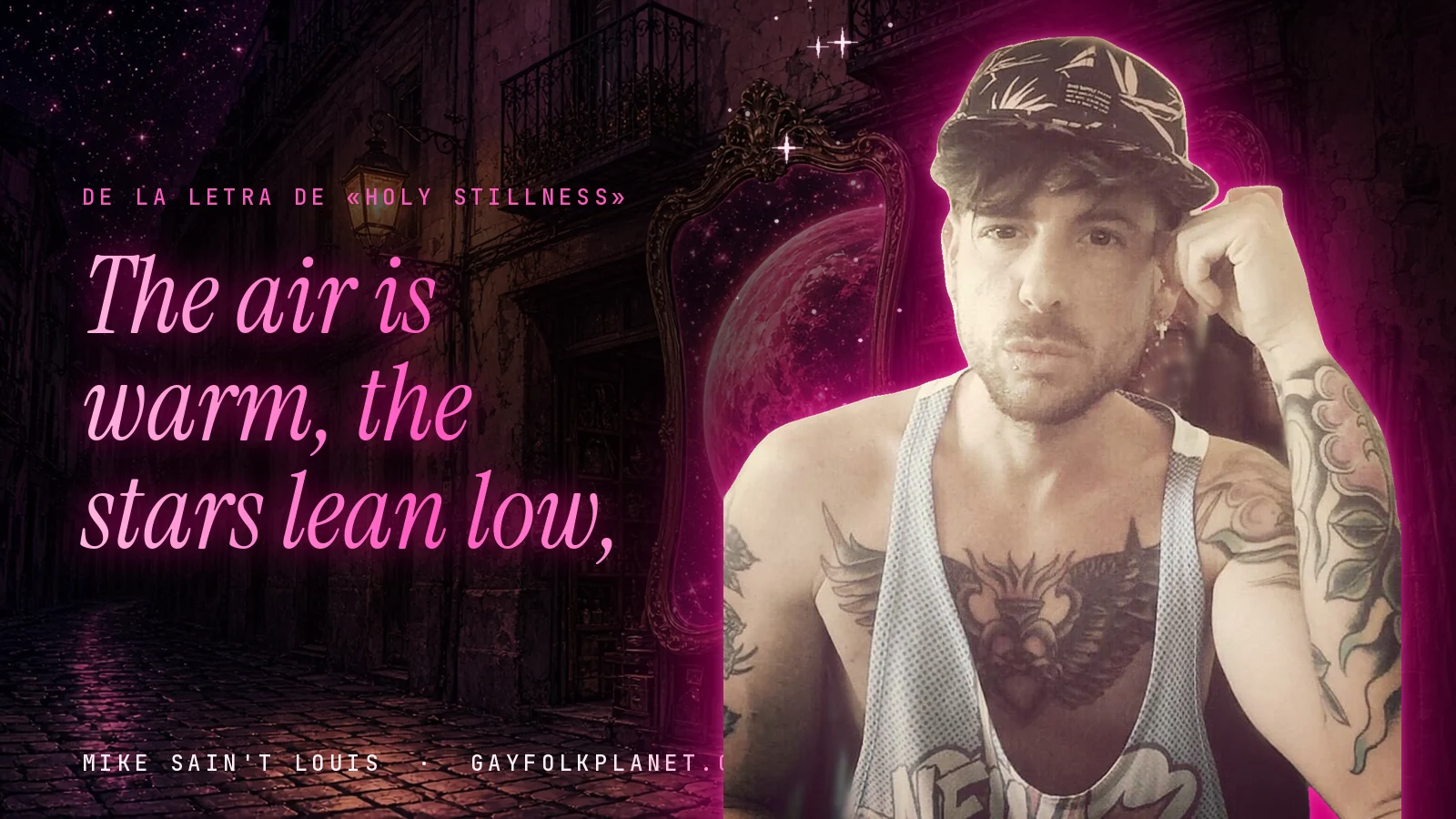 Foto real de Mike Sain't Louis con gorra en un callejón nocturno con espejos de feria y un planeta magenta, con el verso «The air is warm, the stars lean low,» de «Holy Stillness»