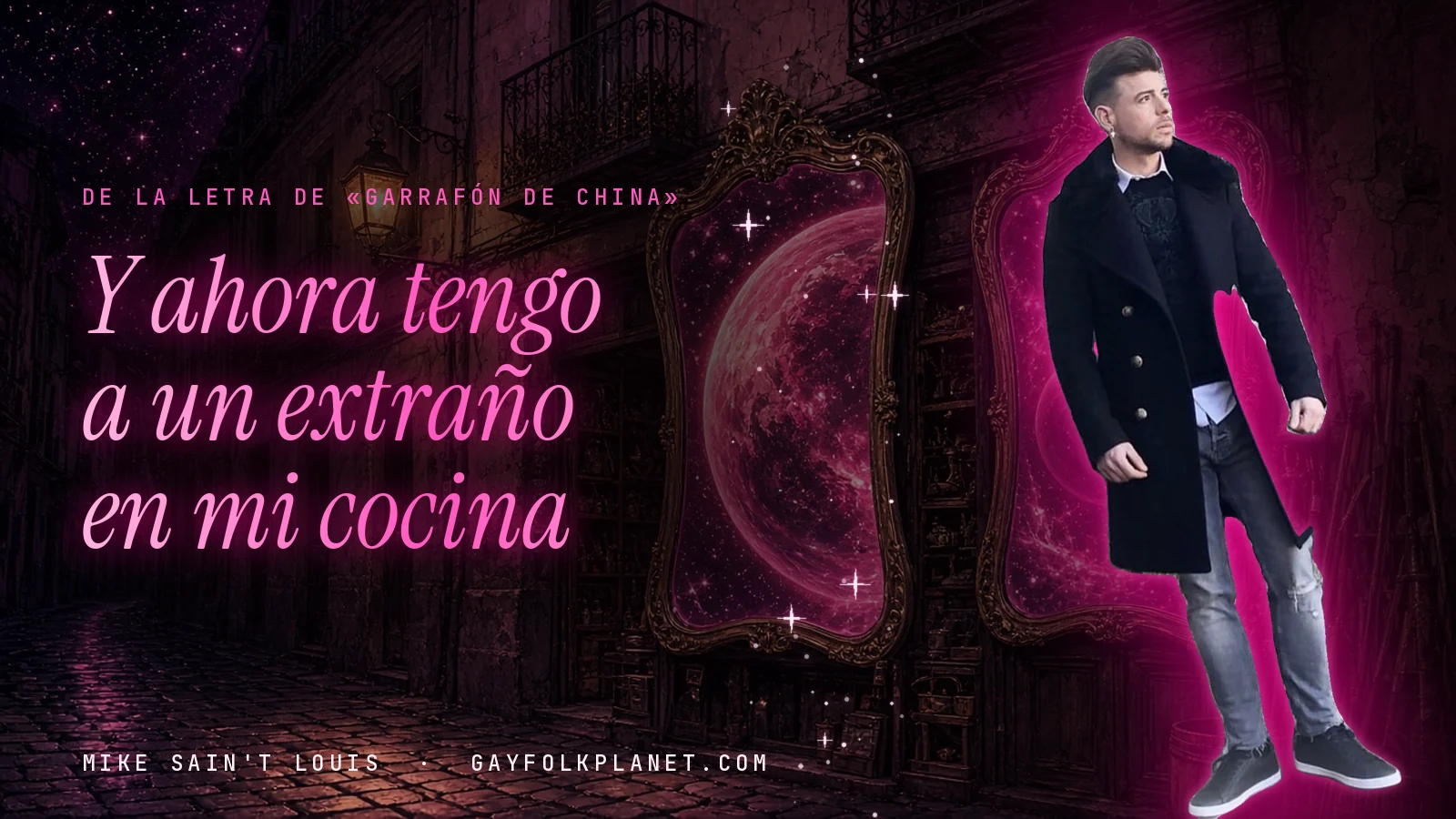 Foto real de Mike Sain't Louis con abrigo negro en un callejón nocturno con espejos, con el verso «Y ahora tengo a un extraño en mi cocina» de «Garrafón de China»
