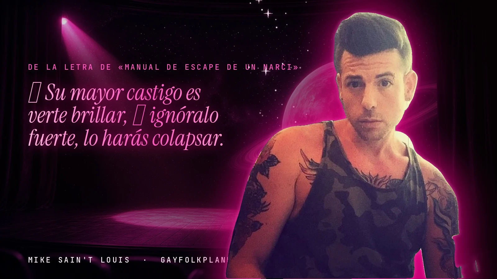 Mike Sain't Louis en un escenario con foco rosa y un planeta con anillos, con el verso «💥 Su mayor castigo es verte brillar, 💥 ignóralo fuerte, lo harás colapsar.» de «Manual de escape de un narci»