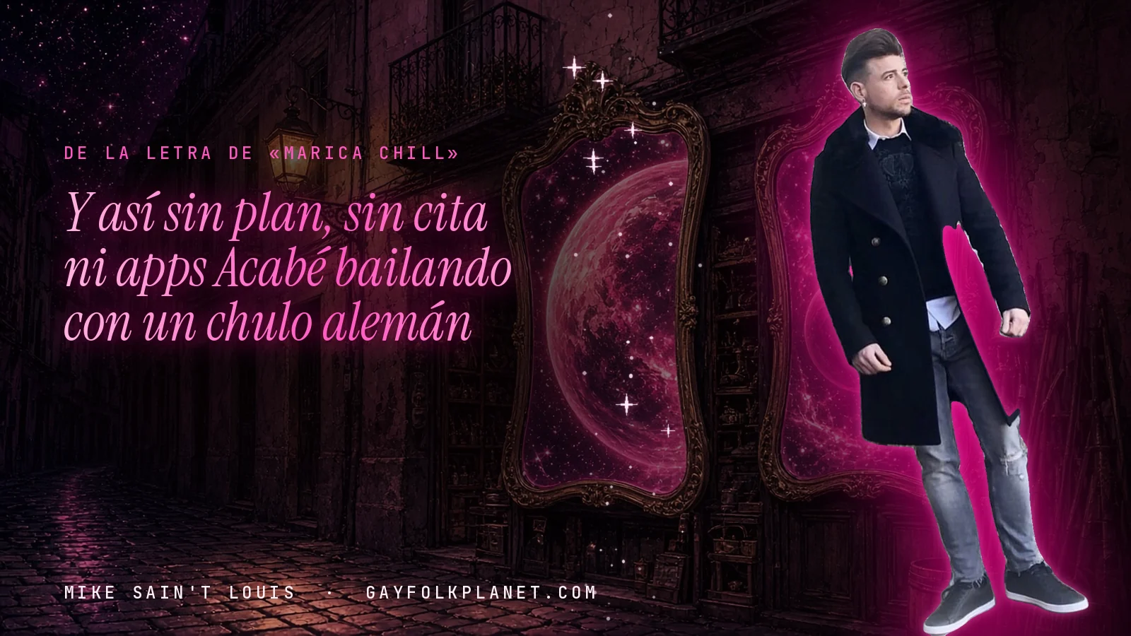 Mike Sain't Louis en un callejón nocturno con espejos de feria y un planeta magenta, con el verso «Y así sin plan, sin cita ni apps Acabé bailando con un chulo alemán» de «Marica Chill»