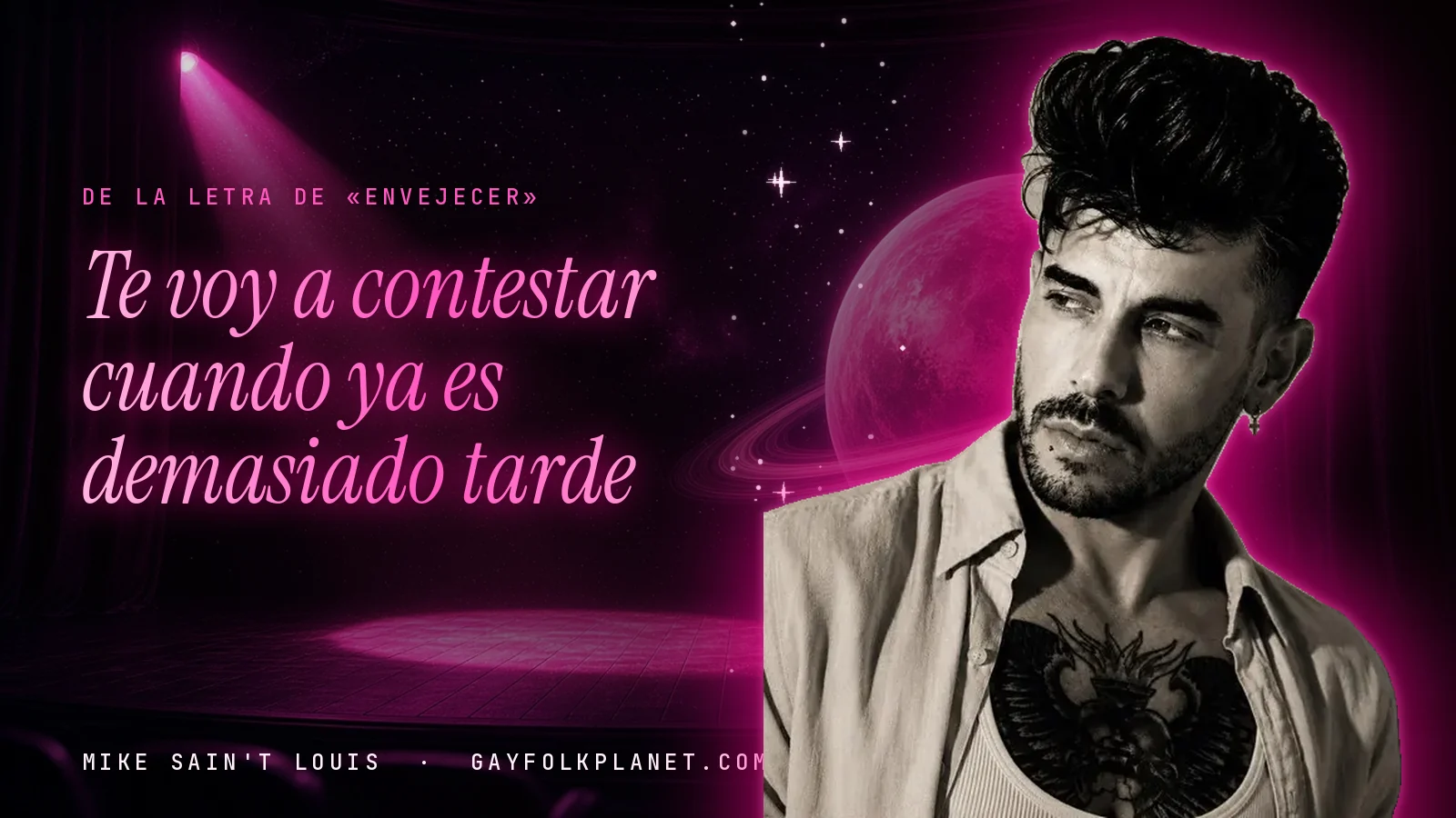 Mike Sain't Louis en un escenario con foco rosa y un planeta con anillos, con el verso «Te voy a contestar cuando ya es demasiado tarde» de «Envejecer»