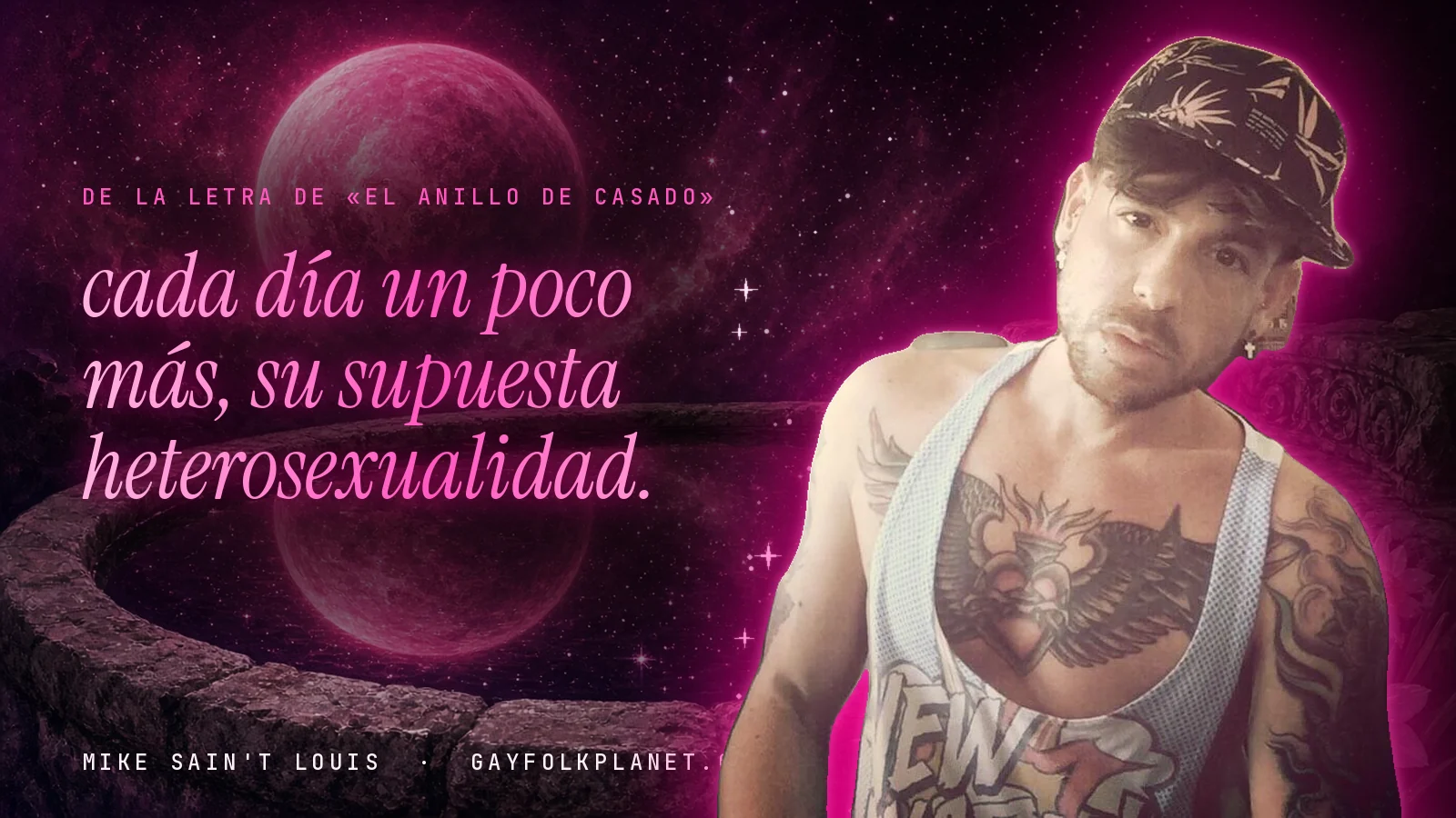 Mike Sain't Louis junto a una fuente que refleja un planeta magenta, con el verso «cada día un poco más, su supuesta heterosexualidad.» de «El anillo de casado»
