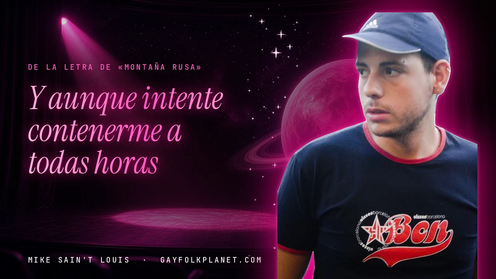 Mike Sain't Louis en un escenario con foco rosa y un planeta con anillos, con el verso «Y aunque intente contenerme a todas horas» de «Montaña rusa»