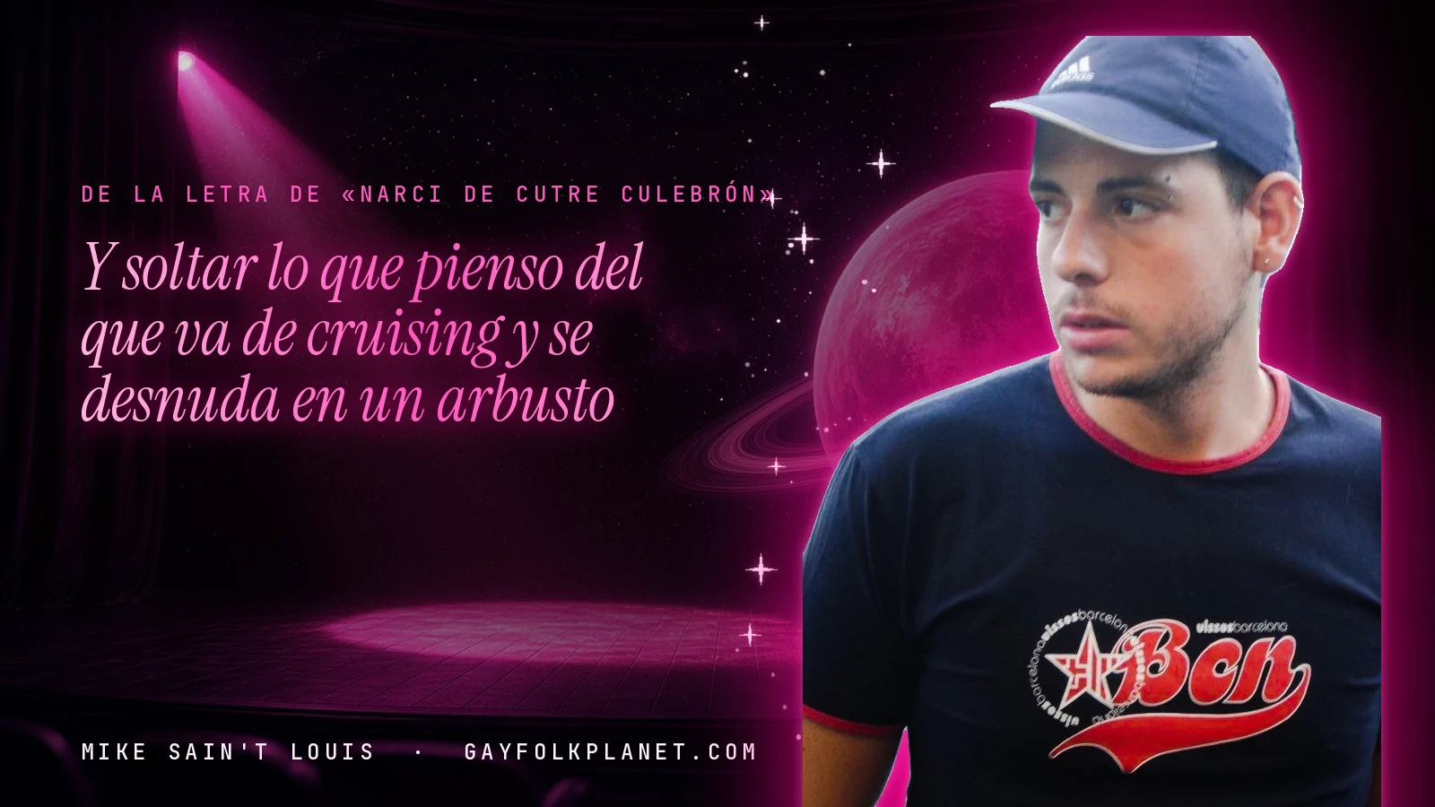 Mike Sain't Louis en un escenario con foco rosa y un planeta con anillos, con el verso «Y soltar lo que pienso del que va de cruising y se desnuda en un arbusto» de «Narci de cutre culebrón»