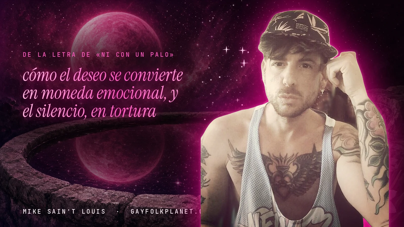 Mike Sain't Louis junto a una fuente que refleja un planeta magenta, con el verso «cómo el deseo se convierte en moneda emocional, y el silencio, en tortura» de «Ni con un Palo»