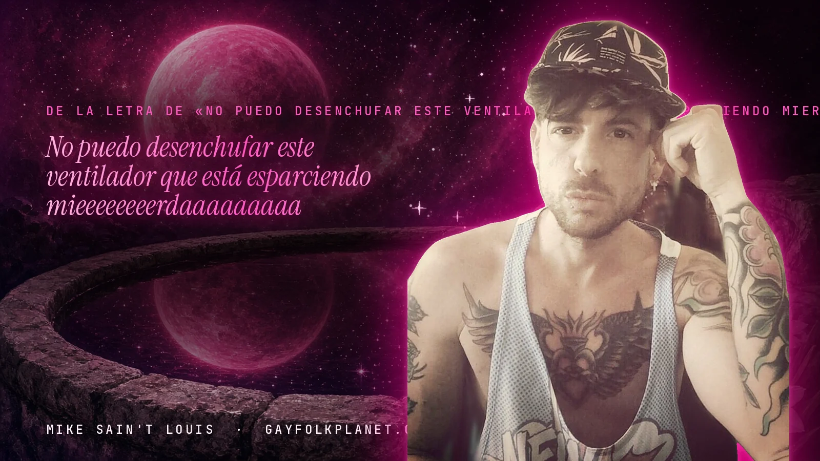 Mike Sain't Louis junto a una fuente que refleja un planeta magenta, con el verso «No puedo desenchufar este ventilador que está esparciendo mieeeeeeeerdaaaaaaaaa» de «No puedo desenchufar este ventilador que está esparciendo mierda»