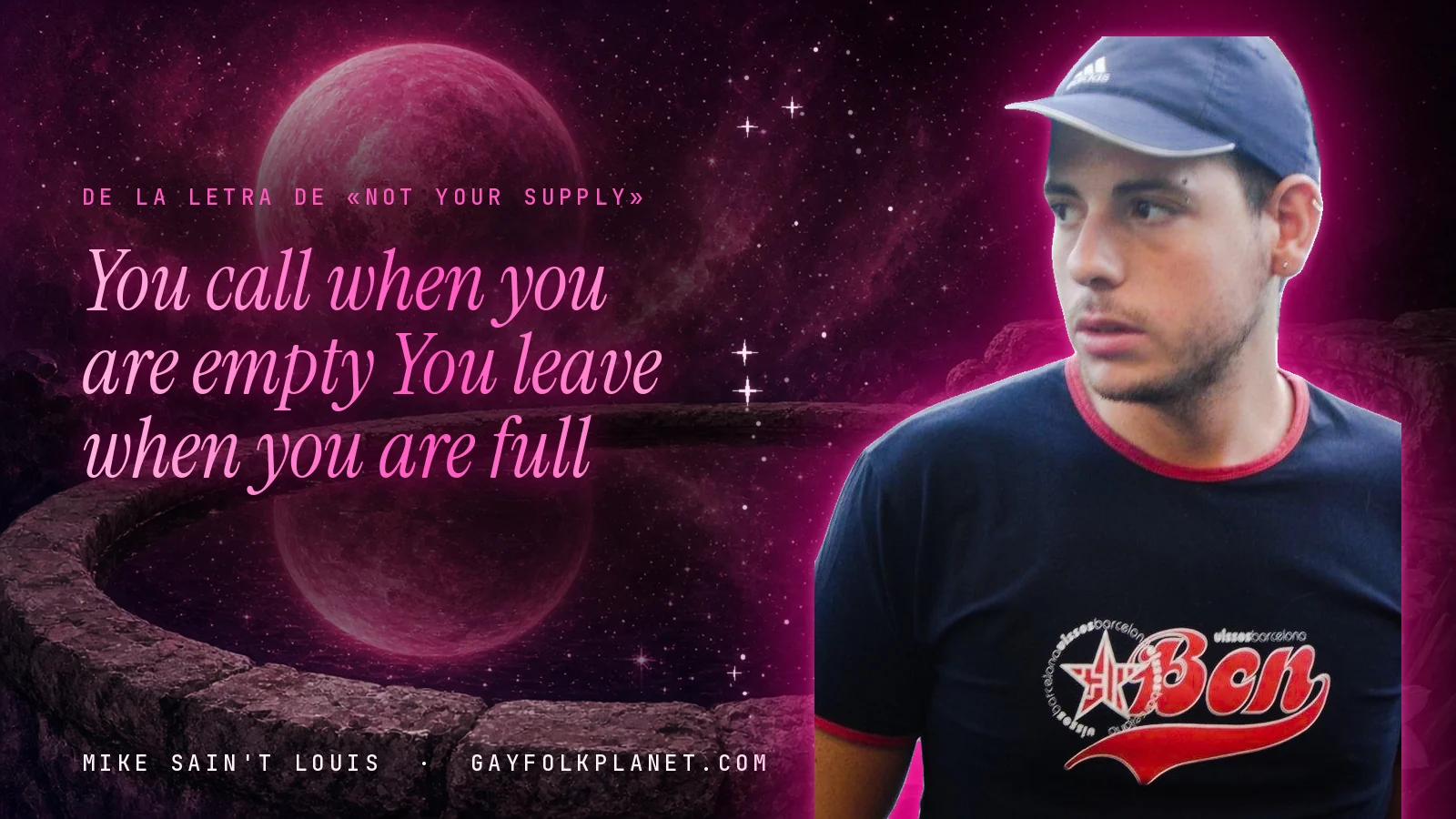 Mike Sain't Louis con gorra azul marino y camiseta oscura de ribetes rojos con las letras «Bcn» en rojo, junto a un brocal de piedra que refleja un planeta magenta, con los dos primeros versos de «Not Your Supply»
