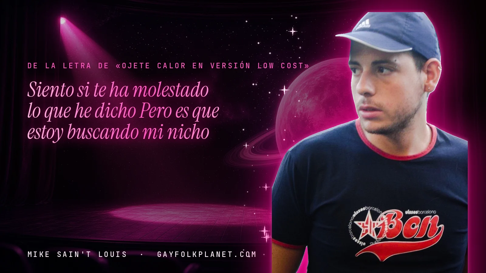 Mike Sain't Louis en un escenario con foco rosa y un planeta con anillos, con el verso «Siento si te ha molestado lo que he dicho Pero es que estoy buscando mi nicho» de «Ojete Calor En Versión Low Cost»