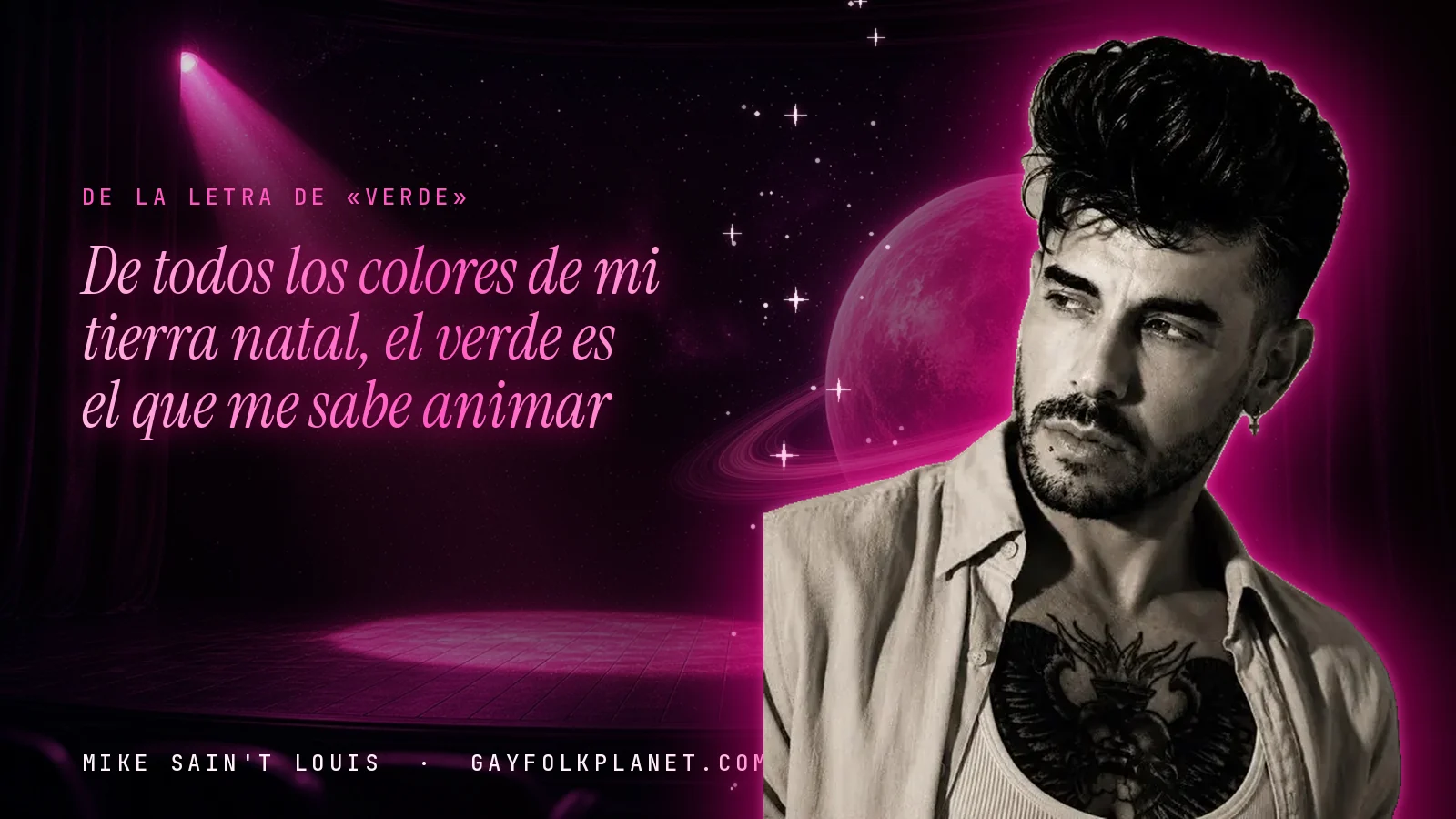 Mike Sain't Louis en un escenario con foco rosa y un planeta con anillos, con el verso «De todos los colores de mi tierra natal, el verde es el que me sabe animar» de «Verde»
