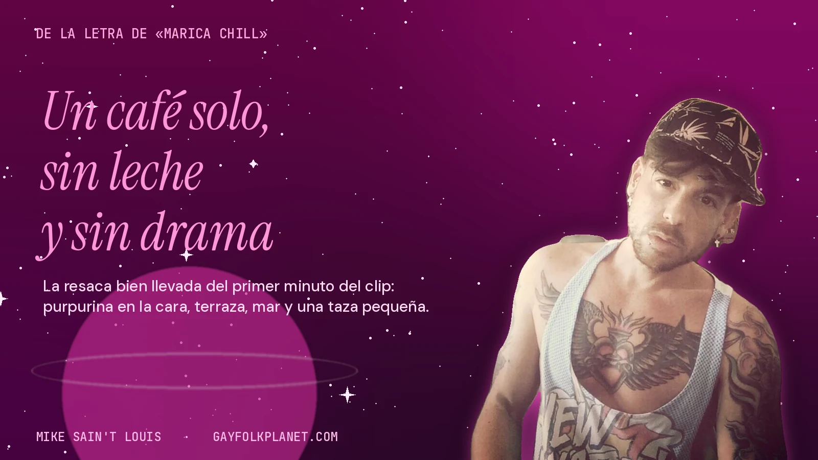 Foto real de Mike Sain't Louis con gorra estampada y camiseta de tirantes sobre un fondo magenta con estrellas y un planeta rosa, junto al verso «Un café solo, sin leche y sin drama» de «Marica chill»