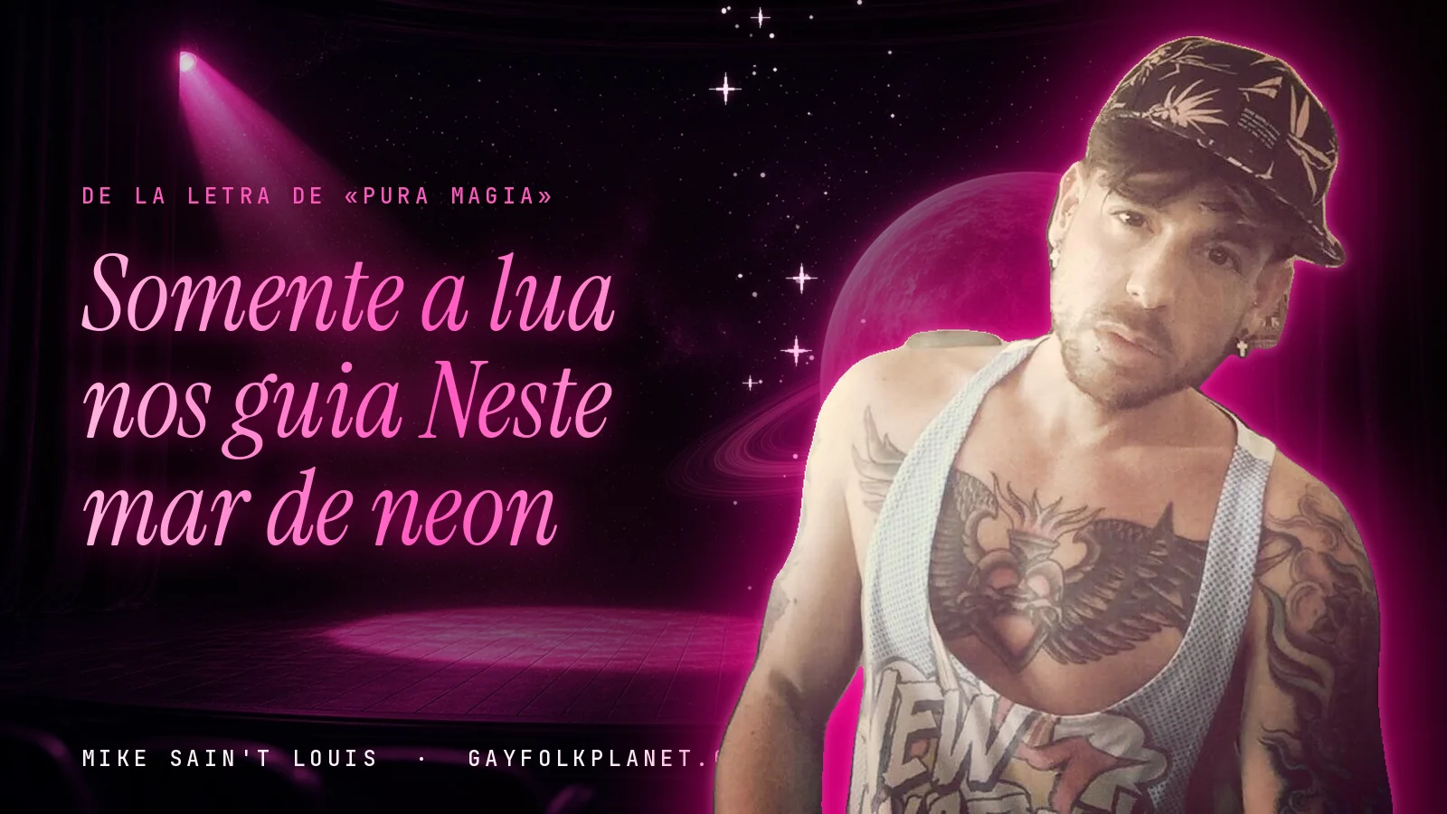 Mike Sain't Louis en un escenario con foco rosa y un planeta con anillos, con el verso «Somente a lua nos guia Neste mar de neon» de «Pura magia»