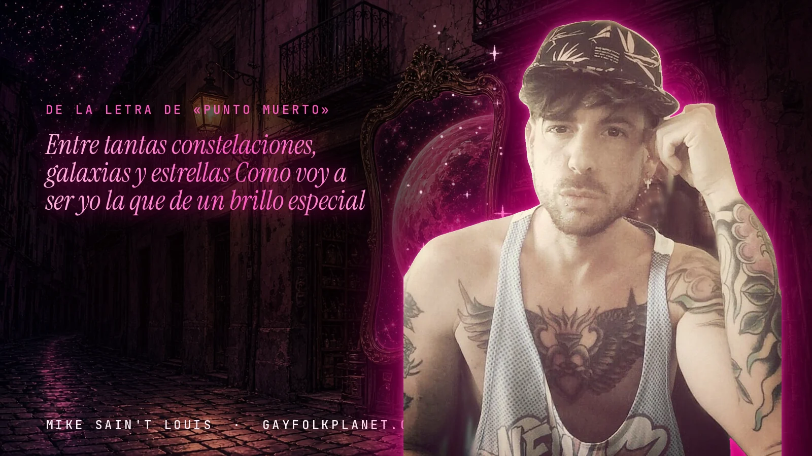 Mike Sain't Louis en un callejón nocturno con espejos de feria y un planeta magenta, con el verso «Entre tantas constelaciones, galaxias y estrellas Como voy a ser yo la que de un brillo especial» de «Punto Muerto»