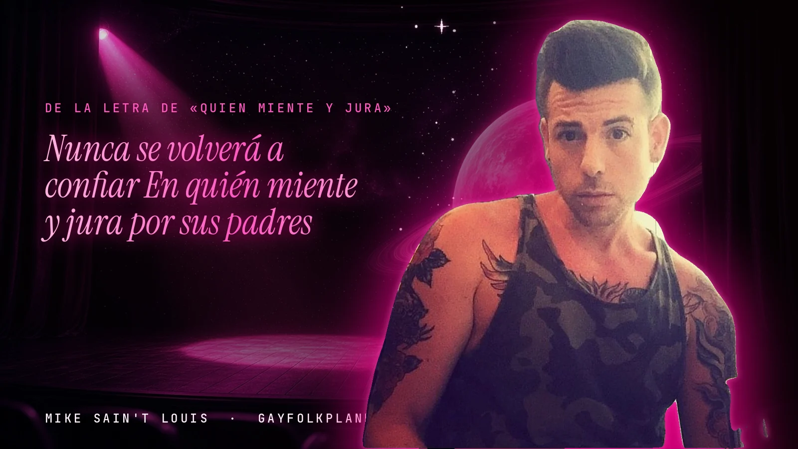 Mike Sain't Louis en un escenario con foco rosa y un planeta con anillos, con el verso «Nunca se volverá a confiar En quién miente y jura por sus padres» de «Quien miente y jura»