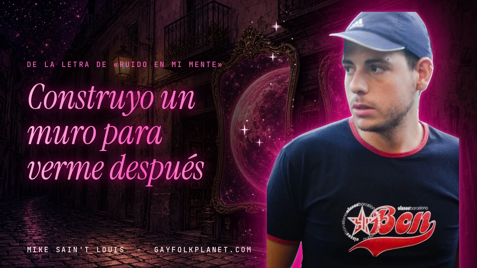 Mike Sain't Louis con gorra azul y camiseta negra con letras rojas en un callejón nocturno de piedra con un espejo dorado, junto al verso «Construyo un muro para verme después» de «Ruido en mi mente»