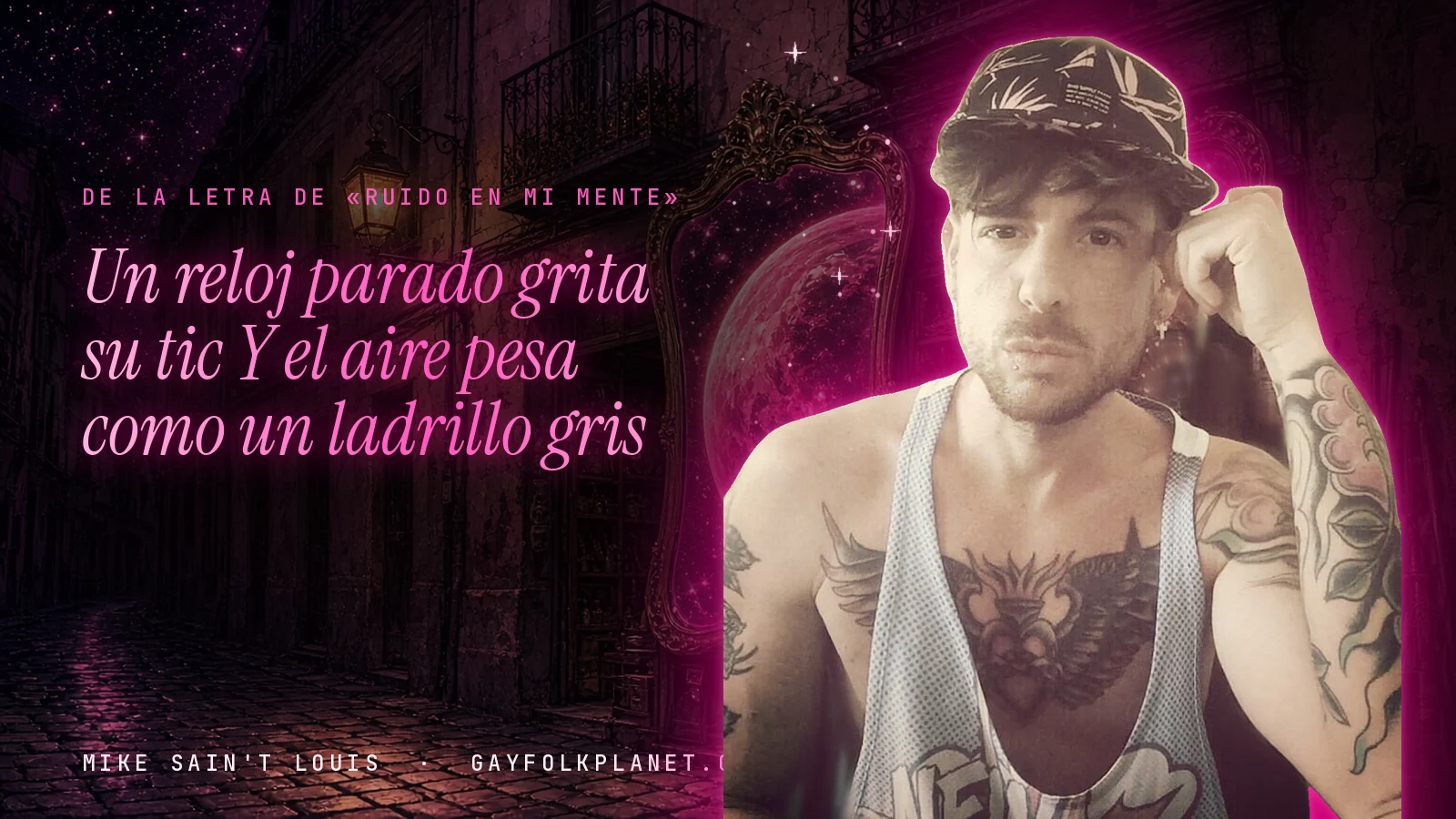 Mike Sain't Louis en un callejón nocturno con espejos de feria y un planeta magenta, con el verso «Un reloj parado grita su tic Y el aire pesa como un ladrillo gris» de «Ruido En Mi Mente»