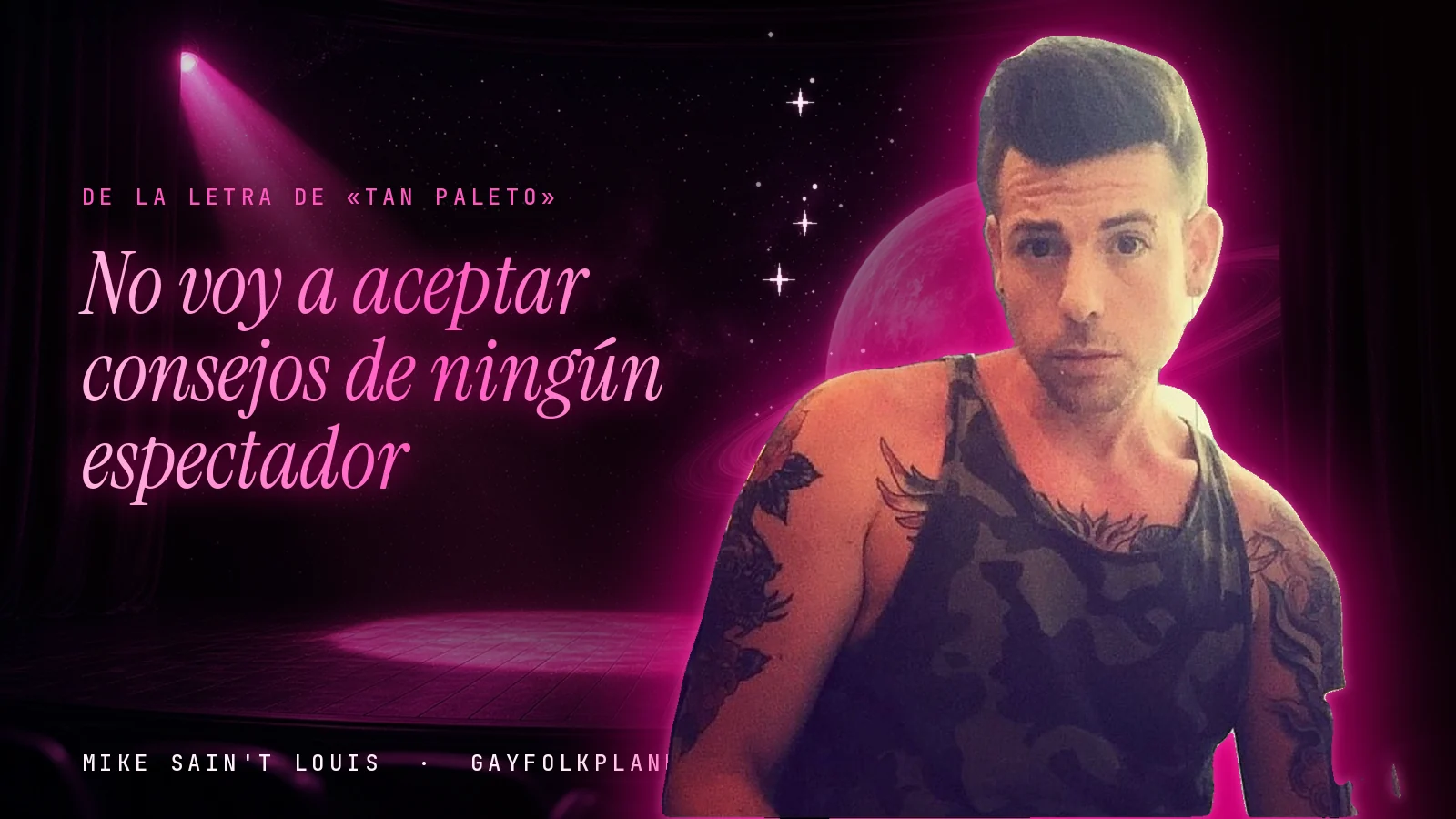 Mike Sain't Louis en un escenario con foco rosa y un planeta con anillos, con el verso «No voy a aceptar consejos de ningún espectador» de «Tan paleto»