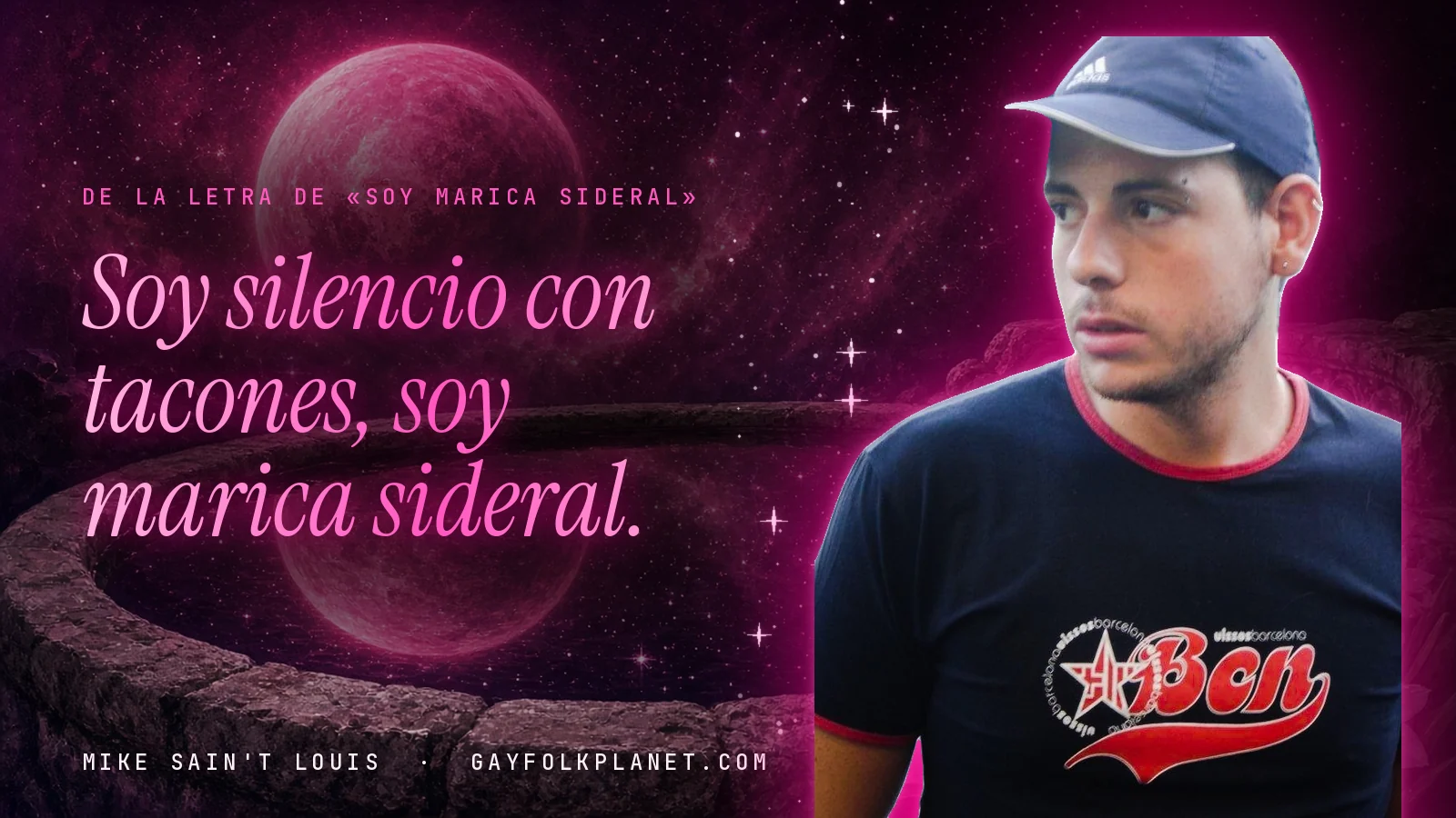 Mike Sain't Louis junto a una fuente que refleja un planeta magenta, con el verso «Soy silencio con tacones, soy marica sideral.» de «Soy marica sideral»