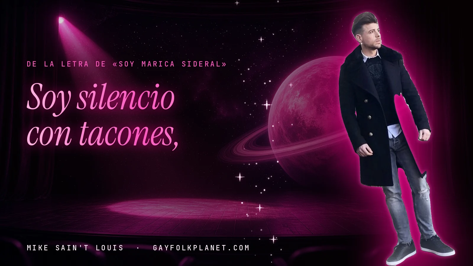 Foto real de Mike Sain't Louis con abrigo negro en un escenario del Planeta Gayfolk con foco rosa y un planeta con anillos, junto al verso «Soy silencio con tacones,»