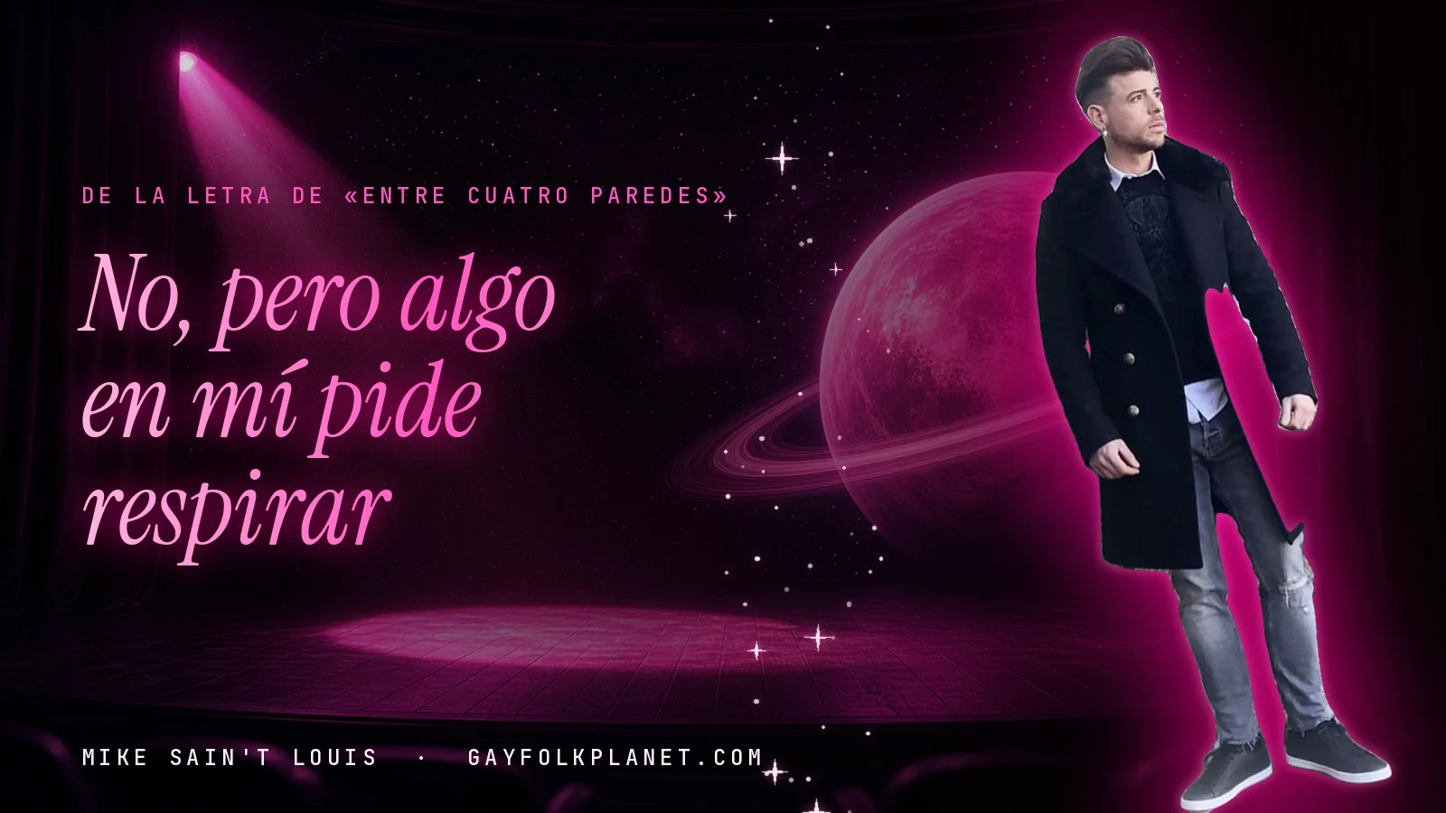 Mike Sain't Louis en un escenario con foco rosa y un planeta con anillos, con el verso «No, pero algo en mí pide respirar» de «Entre cuatro paredes»