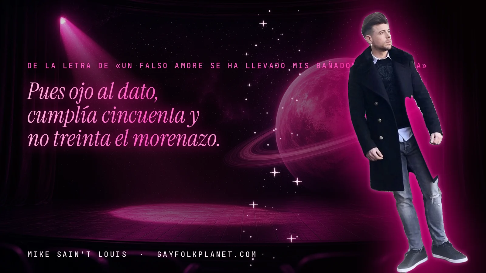 Mike Sain't Louis en un escenario con foco rosa y un planeta con anillos, con el verso «Pues ojo al dato, cumplía cincuenta y no treinta el morenazo.» de «Un falso amore se ha llevado mis bañadores de marca»