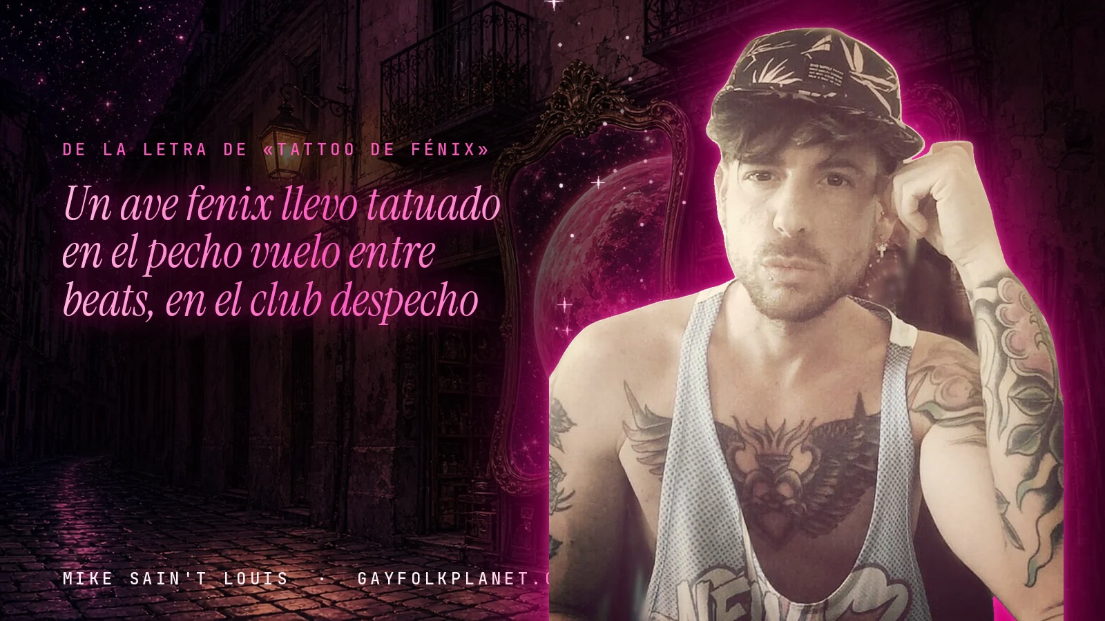 Mike Sain't Louis en un callejón nocturno con espejos de feria y un planeta magenta, con el verso «Un ave fenix llevo tatuado en el pecho vuelo entre beats, en el club despecho» de «Tattoo de Fénix»