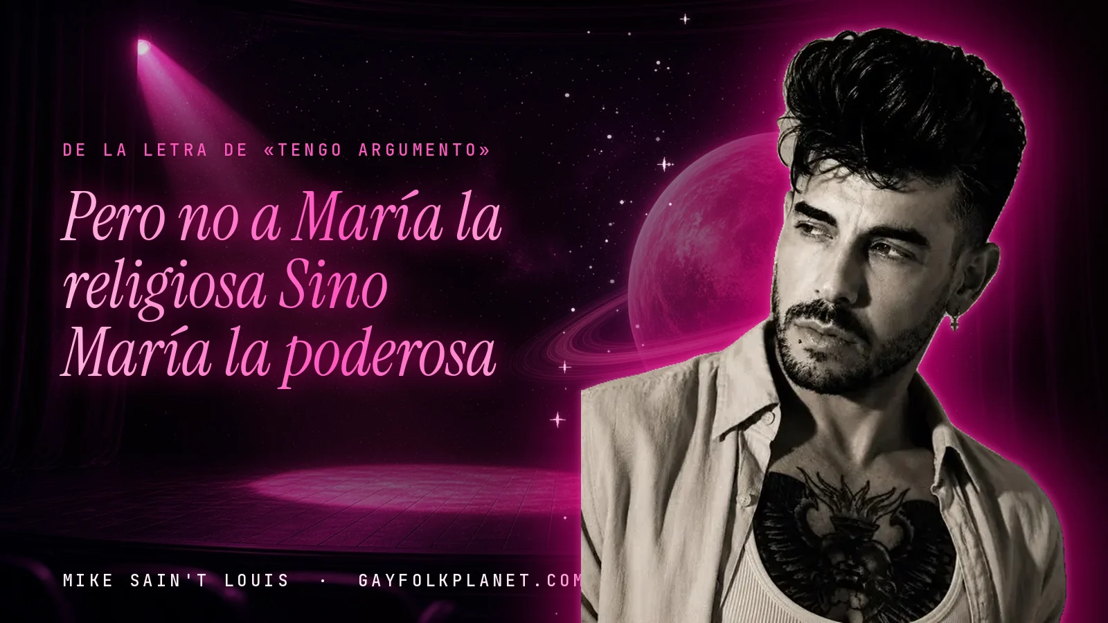 Mike Sain't Louis en un escenario con foco rosa y un planeta con anillos, con el verso «Pero no a María la religiosa Sino María la poderosa» de «Tengo Argumento»