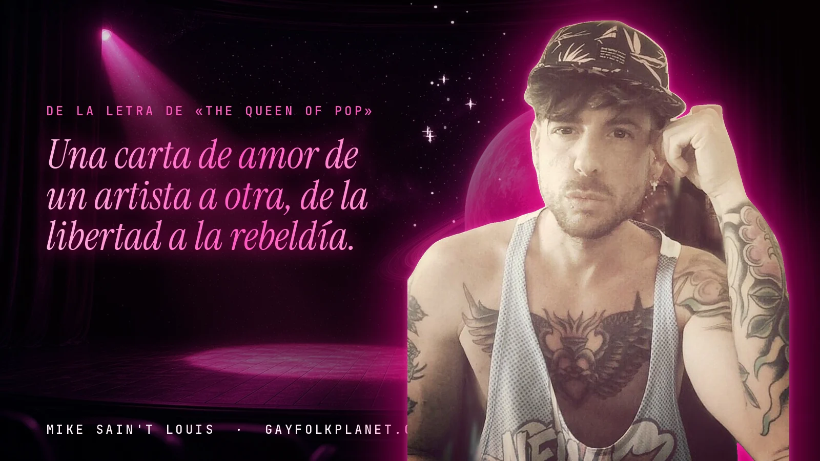 Mike Sain't Louis en un escenario con foco rosa y un planeta con anillos, con el verso «Una carta de amor de un artista a otra, de la libertad a la rebeldía.» de «The Queen of Pop»