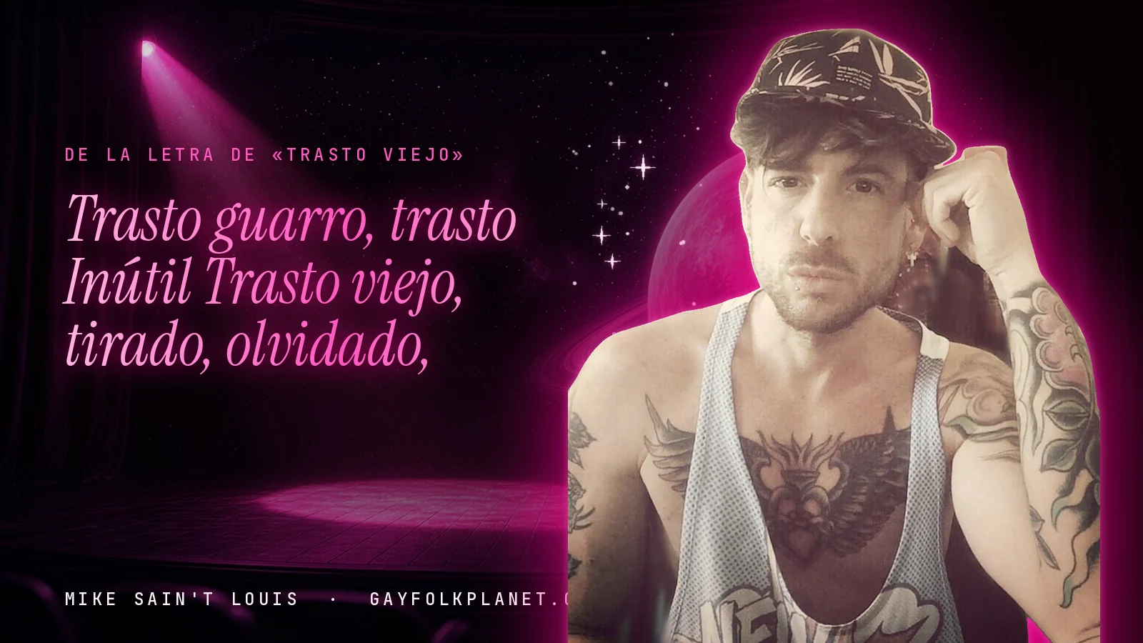 Mike Sain't Louis en un escenario con foco rosa y un planeta con anillos, con el verso «Trasto guarro, trasto Inútil Trasto viejo, tirado, olvidado,» de «Trasto viejo»