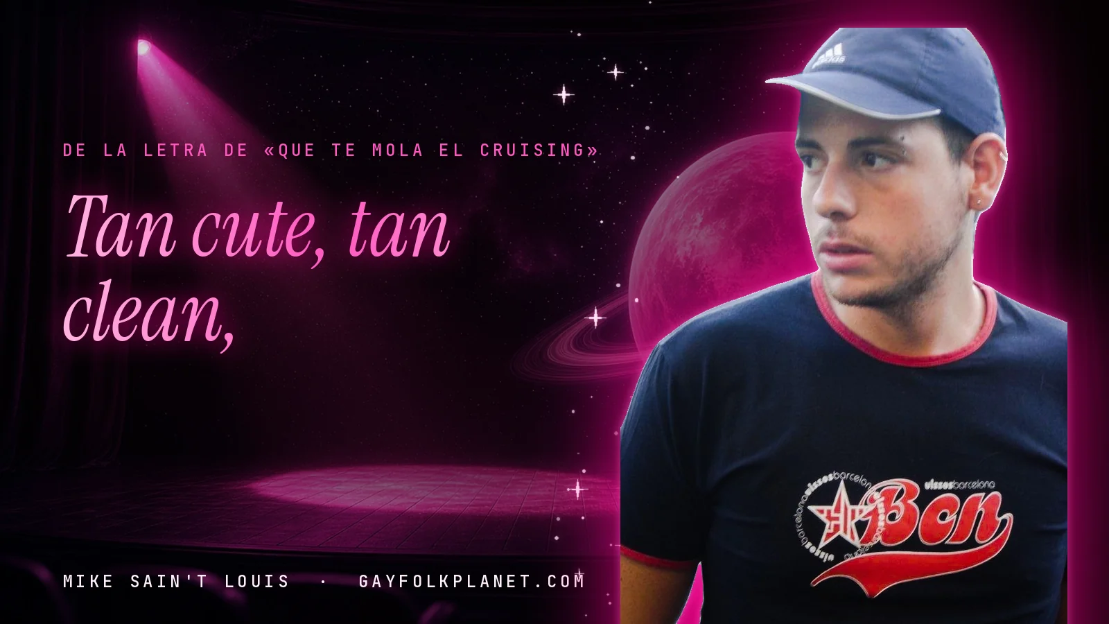 Foto real de Mike Sain't Louis con gorra y camiseta de «Bcn» en un escenario con foco rosa y un planeta, con el verso «Tan cute, tan clean,» de «Que te mola el cruising»