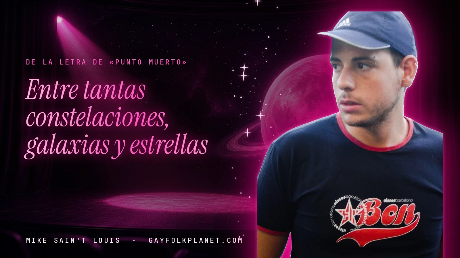 Mike Sain't Louis con gorra azul y camiseta negra en un escenario con foco rosa y un planeta con anillos, junto al verso «Entre tantas constelaciones, galaxias y estrellas» de «Punto muerto»