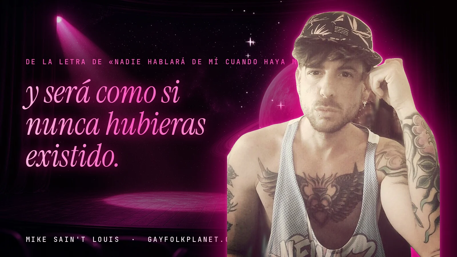 Cartel con el verso sobre no haber existido nunca, de «Nadie hablará de mí cuando haya muerto», sobre un escenario con foco rosa del Planeta Gayfolk