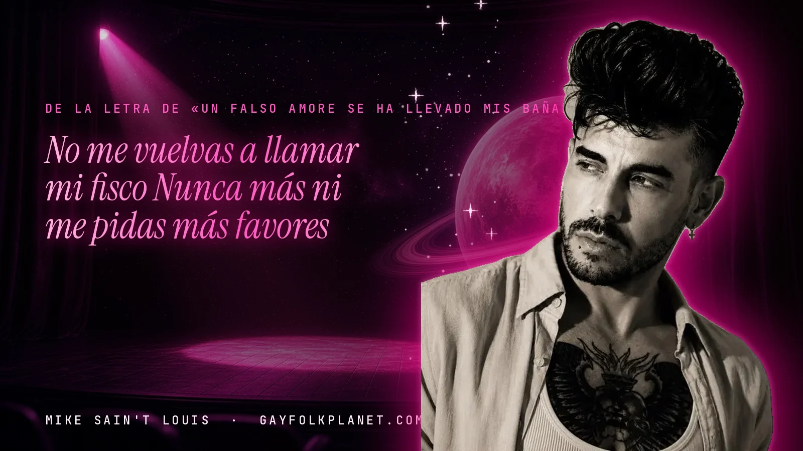 Mike Sain't Louis en un escenario con foco rosa y un planeta con anillos, con el verso «No me vuelvas a llamar mi fisco Nunca más ni me pidas más favores» de «Un falso amore se ha llevado mis bañadores de marca»