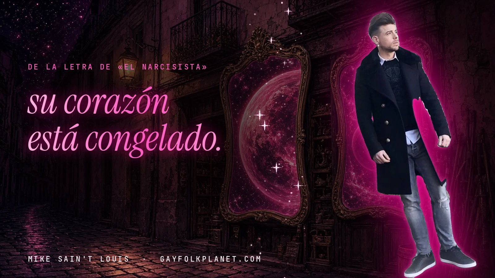 Foto real de Mike Sain't Louis con abrigo negro largo y vaqueros grises en una calle empedrada de noche con espejos dorados que reflejan un planeta rosa, con el verso «su corazón está congelado.» de «El narcisista»