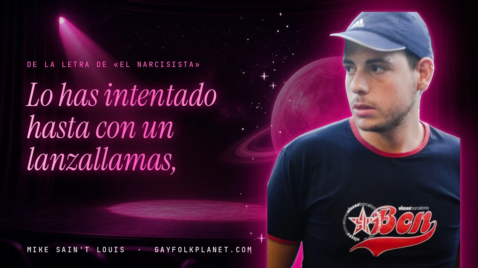 Mike Sain't Louis con gorra azul y camiseta negra con letras rojas, ante un escenario con un foco rosa y un planeta con anillos, junto al verso «Lo has intentado hasta con un lanzallamas,» de «El narcisista»