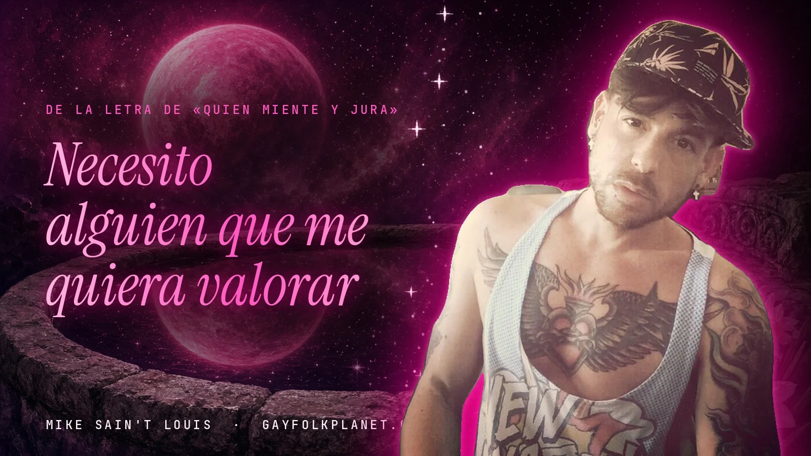 Foto real de Mike Sain't Louis con gorra junto a una fuente que refleja un planeta magenta, con el verso «Necesito alguien que me quiera valorar» de «Quién miente y jura»
