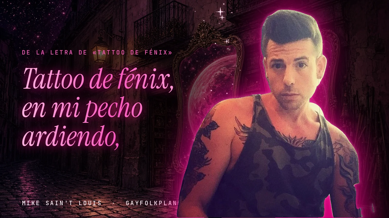 Mike Sain't Louis con camiseta de tirantes de camuflaje y tatuajes en los brazos, en un callejón nocturno de piedra con un espejo dorado, junto al verso «Tattoo de fénix, en mi pecho ardiendo,» de «Tattoo de fénix»